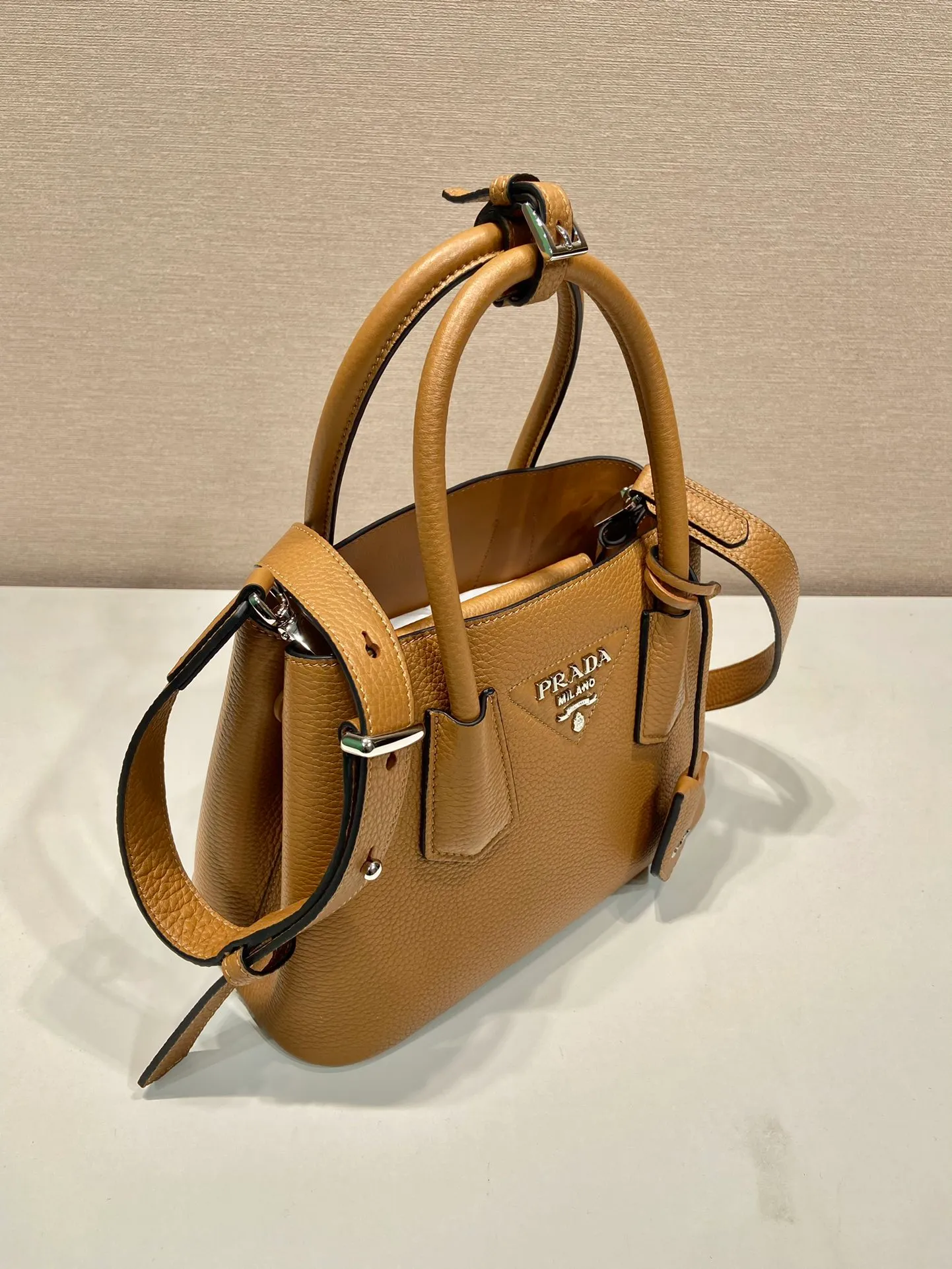 💰1900🎉New shopping bag🎉1BG443 deerskin pattern🎉🎉 This Double handbag is presented in a novel mini version, combining functionality and exquisite style. It is made of imported cowhide and deerskin texture new material, with imported lambskin inside. It feels super soft, top-grade hardware, and the detachable shoulder strap is suitable for shoulder or cross-body wear. Simple and elegant, if you like babies, hurry up and get it🎉🎉 Length 25x Height 18.5x Bottom 12.5cm🎉🎉🎉👏👏👏