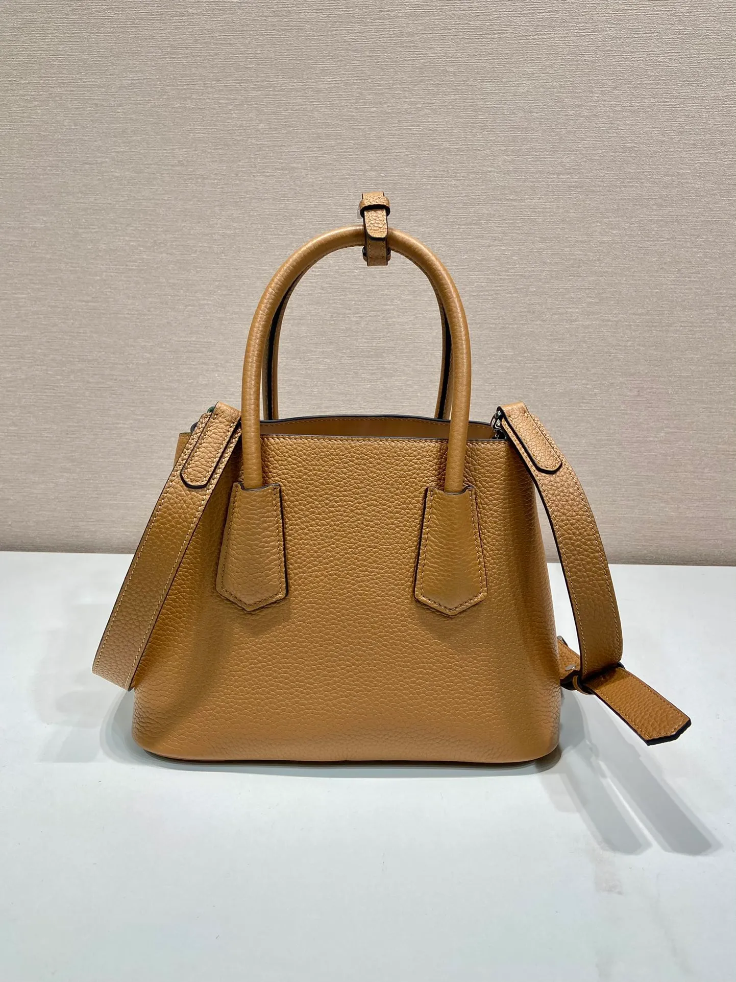 💰1900🎉New shopping bag🎉1BG443 deerskin pattern🎉🎉 This Double handbag is presented in a novel mini version, combining functionality and exquisite style. It is made of imported cowhide and deerskin texture new material, with imported lambskin inside. It feels super soft, top-grade hardware, and the detachable shoulder strap is suitable for shoulder or cross-body wear. Simple and elegant, if you like babies, hurry up and get it🎉🎉 Length 25x Height 18.5x Bottom 12.5cm🎉🎉🎉👏👏👏