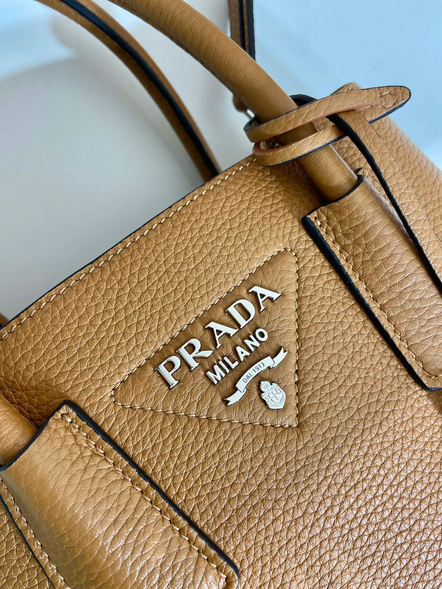 💰1900🎉New shopping bag🎉1BG443 deerskin pattern🎉🎉 This Double handbag is presented in a novel mini version, combining functionality and exquisite style. It is made of imported cowhide and deerskin texture new material, with imported lambskin inside. It feels super soft, top-grade hardware, and the detachable shoulder strap is suitable for shoulder or cross-body wear. Simple and elegant, if you like babies, hurry up and get it🎉🎉 Length 25x Height 18.5x Bottom 12.5cm🎉🎉🎉👏👏👏