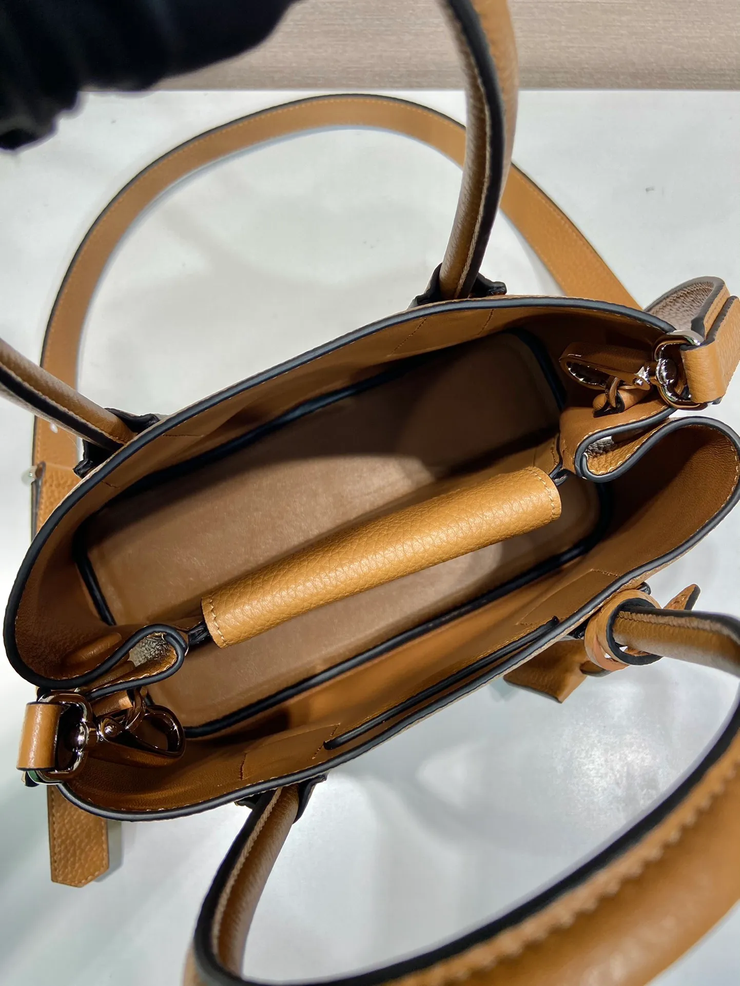 💰1900🎉New shopping bag🎉1BG443 deerskin pattern🎉🎉 This Double handbag is presented in a novel mini version, combining functionality and exquisite style. It is made of imported cowhide and deerskin texture new material, with imported lambskin inside. It feels super soft, top-grade hardware, and the detachable shoulder strap is suitable for shoulder or cross-body wear. Simple and elegant, if you like babies, hurry up and get it🎉🎉 Length 25x Height 18.5x Bottom 12.5cm🎉🎉🎉👏👏👏