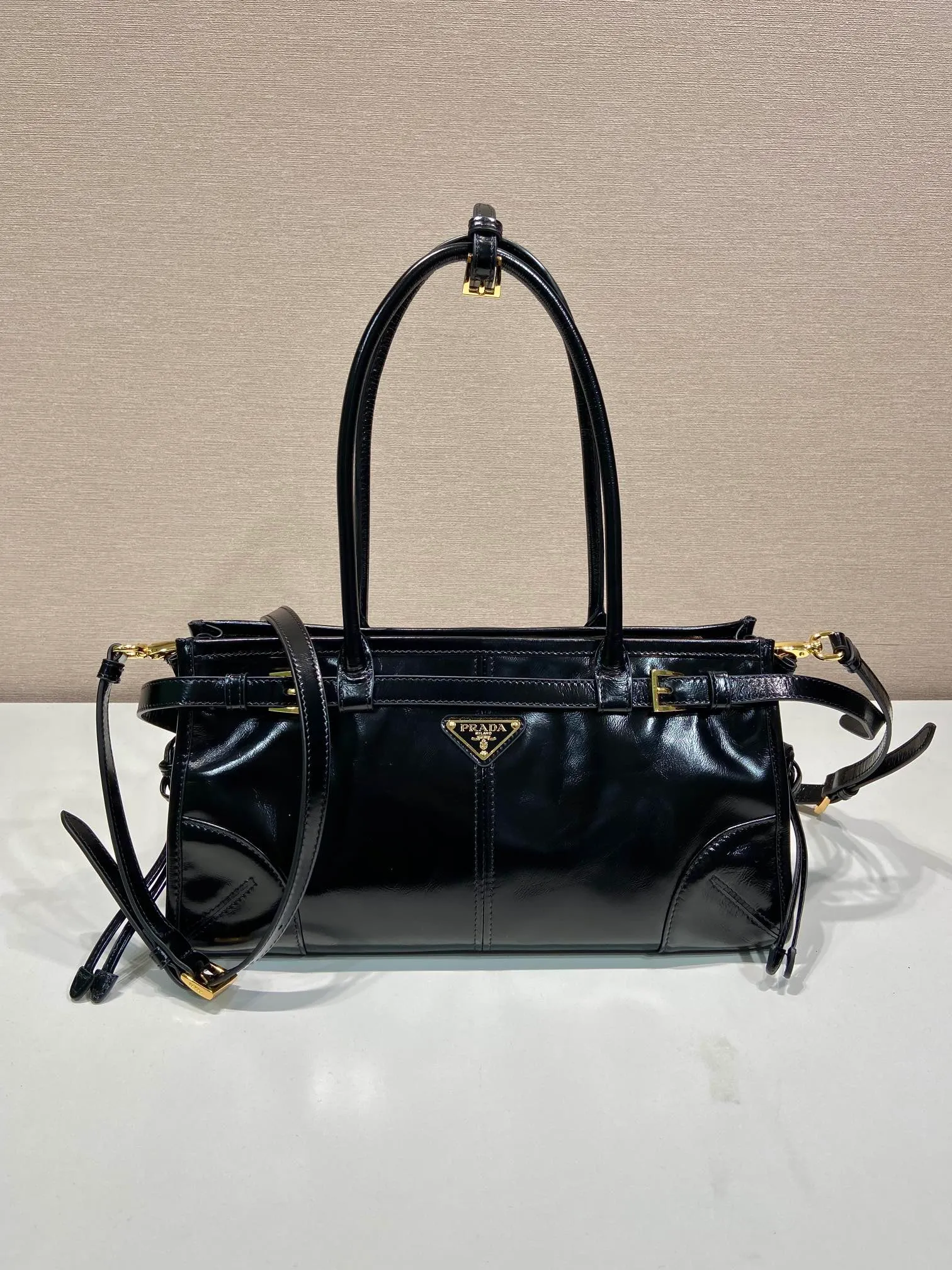 💰1840🎉LusSolf oil wax leather🎉1BA426 small size🎉🎉 This portable crossbody bag is made of imported oil wax leather. The shiny color exudes a classic atmosphere. It is equipped with a detachable and adjustable long shoulder strap, which is convenient for different occasions. It has a very large capacity and is easy to use. It is definitely a must-have for fashionistas. Hurry up and take this retro style handbag home! Length 32x Height 15.5x Bottom 12cm🎉🎉🎉👏👏👏