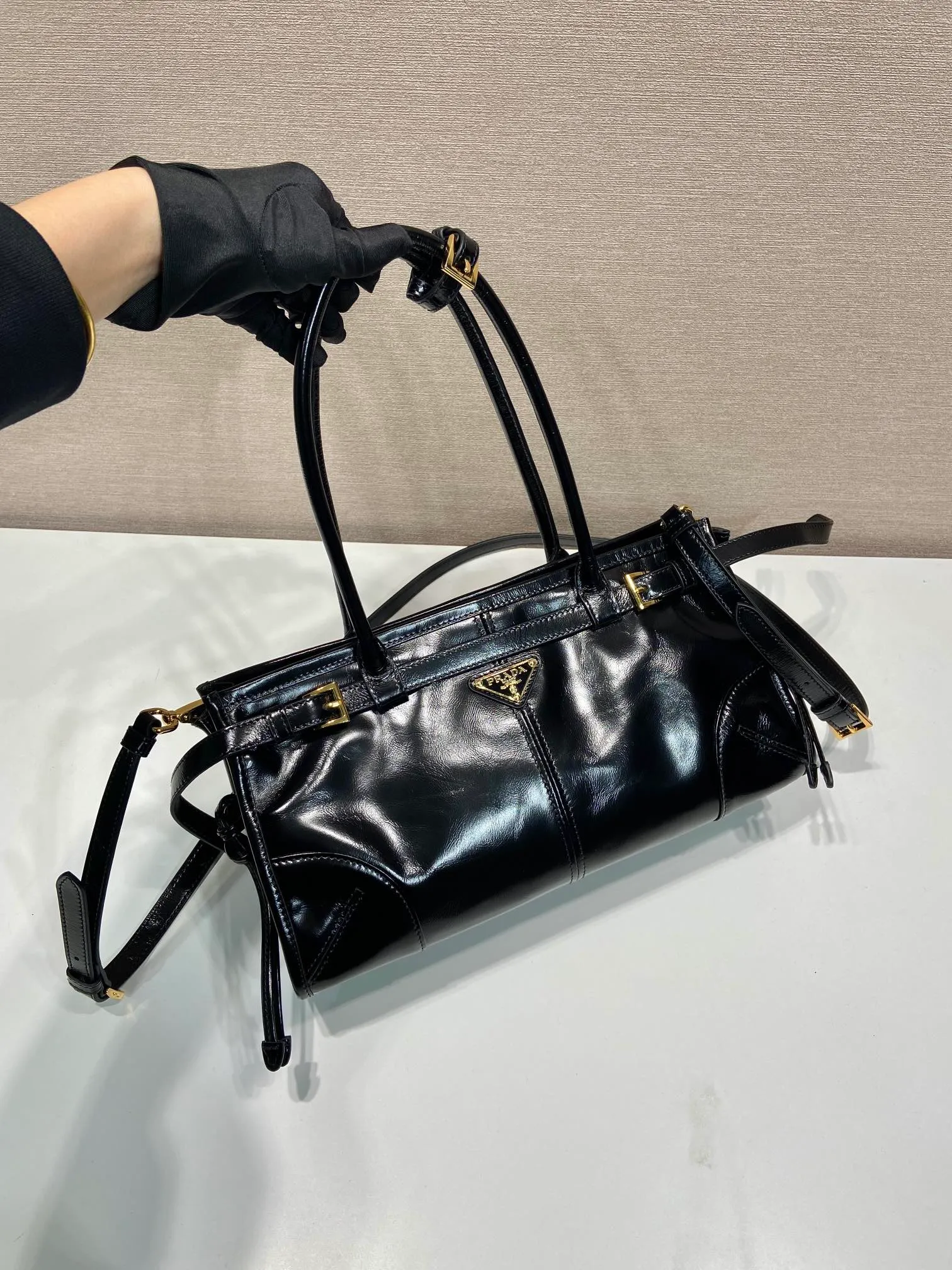 💰1840🎉LusSolf oil wax leather🎉1BA426 small size🎉🎉 This portable crossbody bag is made of imported oil wax leather. The shiny color exudes a classic atmosphere. It is equipped with a detachable and adjustable long shoulder strap, which is convenient for different occasions. It has a very large capacity and is easy to use. It is definitely a must-have for fashionistas. Hurry up and take this retro style handbag home! Length 32x Height 15.5x Bottom 12cm🎉🎉🎉👏👏👏