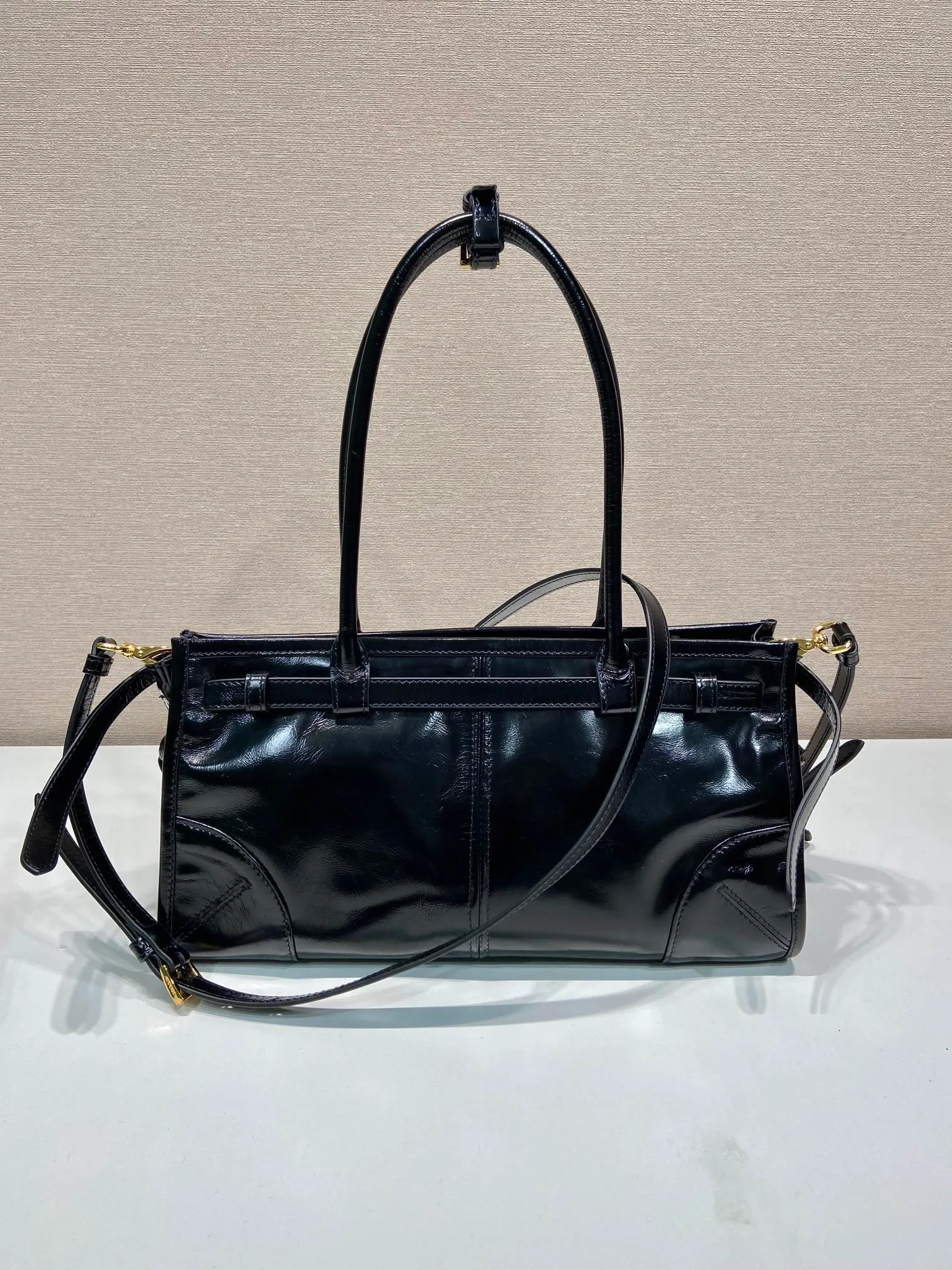 💰1840🎉LusSolf oil wax leather🎉1BA426 small size🎉🎉 This portable crossbody bag is made of imported oil wax leather. The shiny color exudes a classic atmosphere. It is equipped with a detachable and adjustable long shoulder strap, which is convenient for different occasions. It has a very large capacity and is easy to use. It is definitely a must-have for fashionistas. Hurry up and take this retro style handbag home! Length 32x Height 15.5x Bottom 12cm🎉🎉🎉👏👏👏