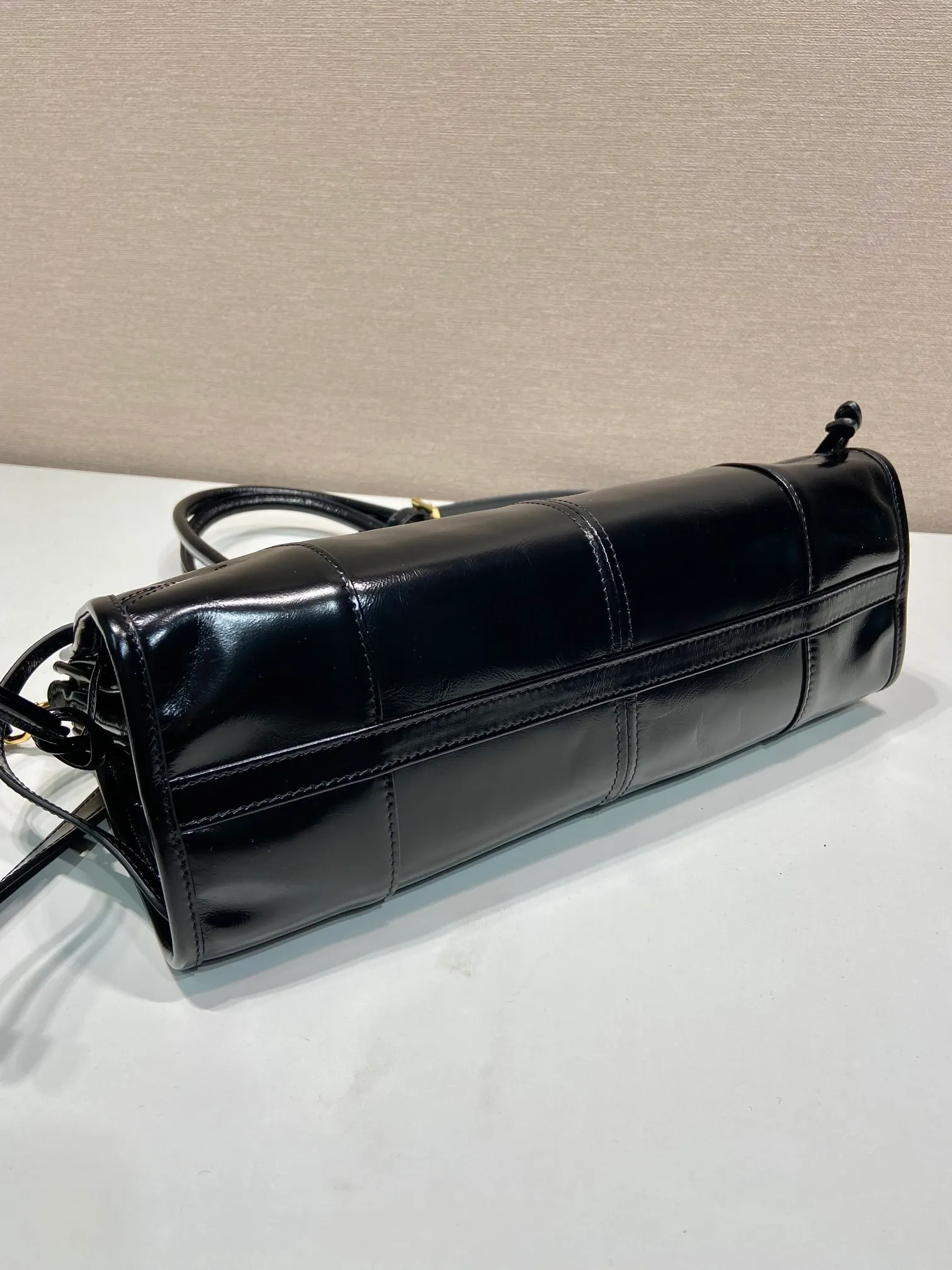 💰1840🎉LusSolf oil wax leather🎉1BA426 small size🎉🎉 This portable crossbody bag is made of imported oil wax leather. The shiny color exudes a classic atmosphere. It is equipped with a detachable and adjustable long shoulder strap, which is convenient for different occasions. It has a very large capacity and is easy to use. It is definitely a must-have for fashionistas. Hurry up and take this retro style handbag home! Length 32x Height 15.5x Bottom 12cm🎉🎉🎉👏👏👏