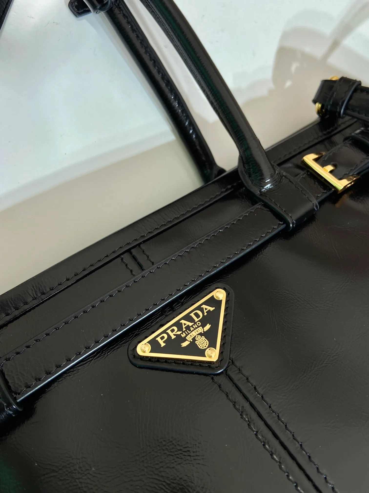 💰1840🎉LusSolf oil wax leather🎉1BA426 small size🎉🎉 This portable crossbody bag is made of imported oil wax leather. The shiny color exudes a classic atmosphere. It is equipped with a detachable and adjustable long shoulder strap, which is convenient for different occasions. It has a very large capacity and is easy to use. It is definitely a must-have for fashionistas. Hurry up and take this retro style handbag home! Length 32x Height 15.5x Bottom 12cm🎉🎉🎉👏👏👏
