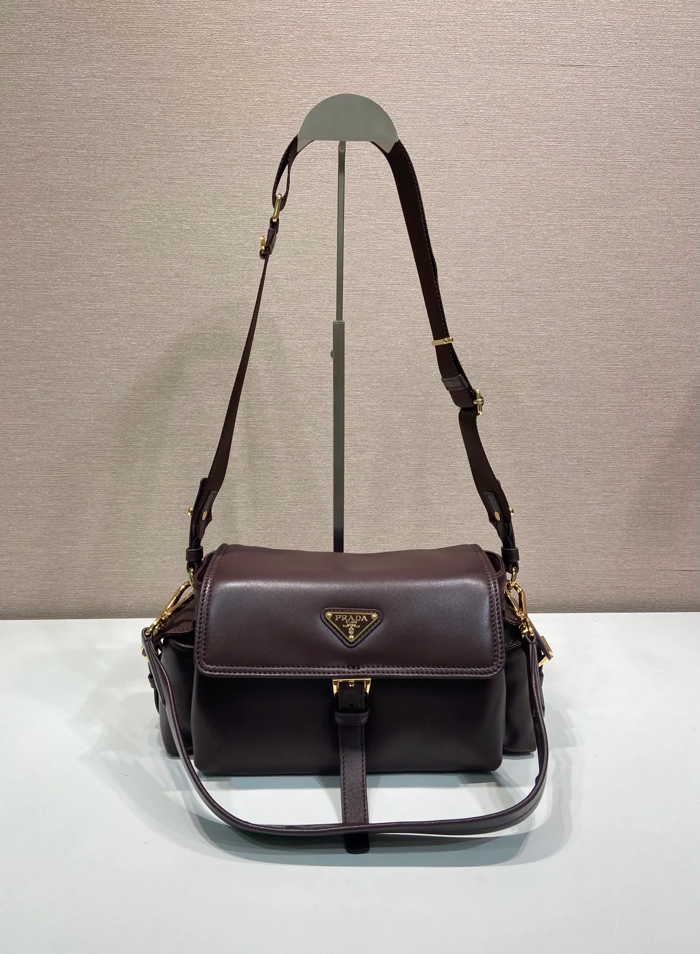 💰1700🎉New messenger bag🎉1BD394 sheepskin🎉🎉 This handbag perfectly combines sophistication and functionality, and is made of imported lambskin. It has a soft silhouette and multiple pockets. Combining sporty and versatile elements, the lightweight and practical design features an enameled triangle metal logo and leather details. Equipped with 2 detachable shoulder straps, large capacity, perfect, and a popular style that will never go out of style. The large size is suitable for both men and women, so hurry up and get it🎉🎉 Length 30x Height 14x Bottom 10cm🎉🎉🎉💰💰💰
