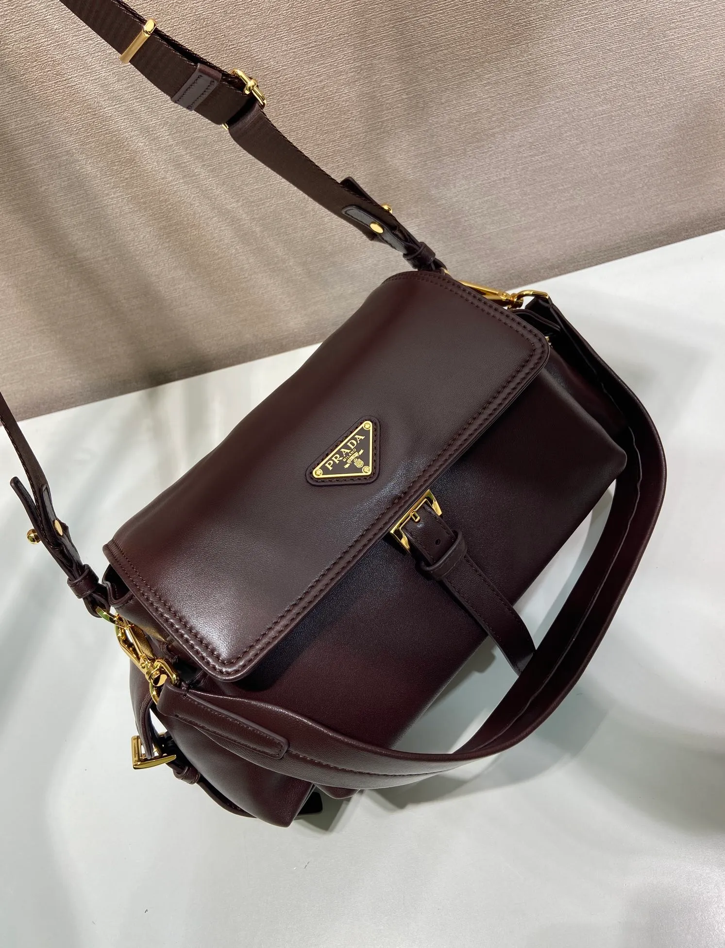 💰1700🎉New messenger bag🎉1BD394 sheepskin🎉🎉 This handbag perfectly combines sophistication and functionality, and is made of imported lambskin. It has a soft silhouette and multiple pockets. Combining sporty and versatile elements, the lightweight and practical design features an enameled triangle metal logo and leather details. Equipped with 2 detachable shoulder straps, large capacity, perfect, and a popular style that will never go out of style. The large size is suitable for both men and women, so hurry up and get it🎉🎉 Length 30x Height 14x Bottom 10cm🎉🎉🎉💰💰💰