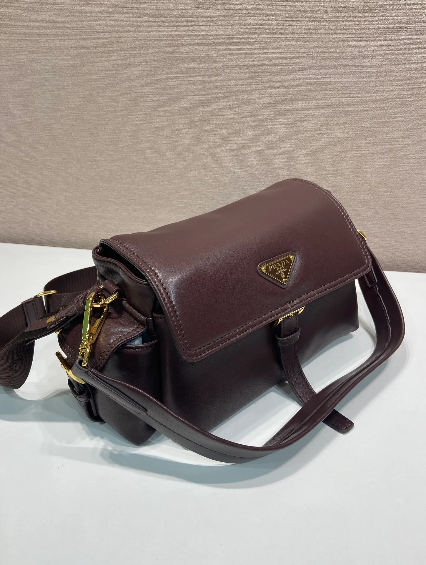 💰1700🎉New messenger bag🎉1BD394 sheepskin🎉🎉 This handbag perfectly combines sophistication and functionality, and is made of imported lambskin. It has a soft silhouette and multiple pockets. Combining sporty and versatile elements, the lightweight and practical design features an enameled triangle metal logo and leather details. Equipped with 2 detachable shoulder straps, large capacity, perfect, and a popular style that will never go out of style. The large size is suitable for both men and women, so hurry up and get it🎉🎉 Length 30x Height 14x Bottom 10cm🎉🎉🎉💰💰💰