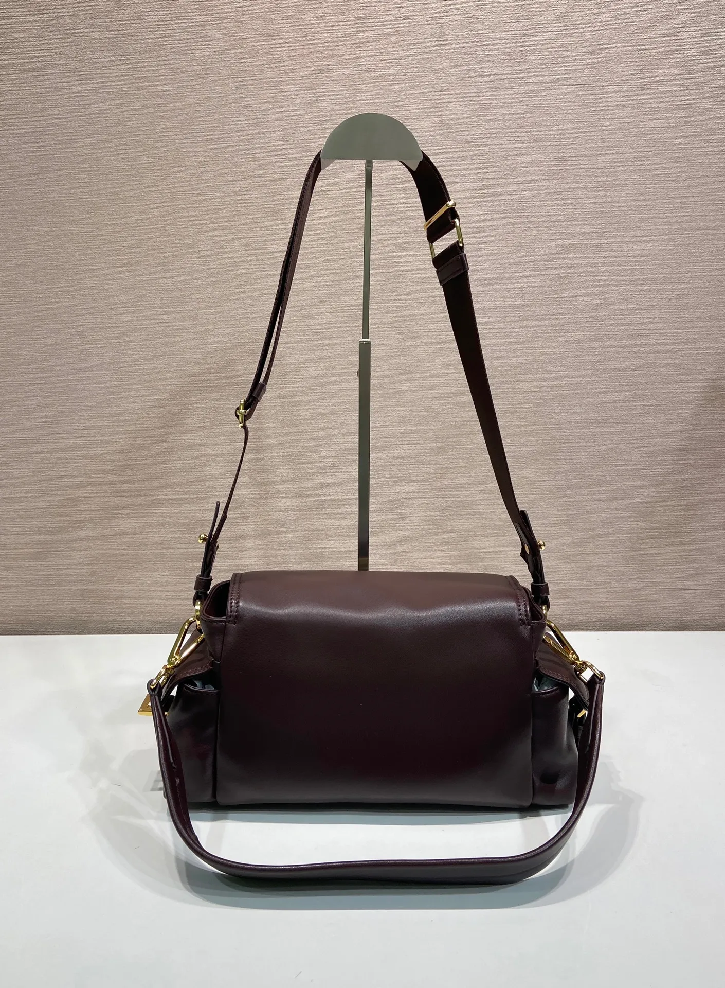 💰1700🎉New messenger bag🎉1BD394 sheepskin🎉🎉 This handbag perfectly combines sophistication and functionality, and is made of imported lambskin. It has a soft silhouette and multiple pockets. Combining sporty and versatile elements, the lightweight and practical design features an enameled triangle metal logo and leather details. Equipped with 2 detachable shoulder straps, large capacity, perfect, and a popular style that will never go out of style. The large size is suitable for both men and women, so hurry up and get it🎉🎉 Length 30x Height 14x Bottom 10cm🎉🎉🎉💰💰💰