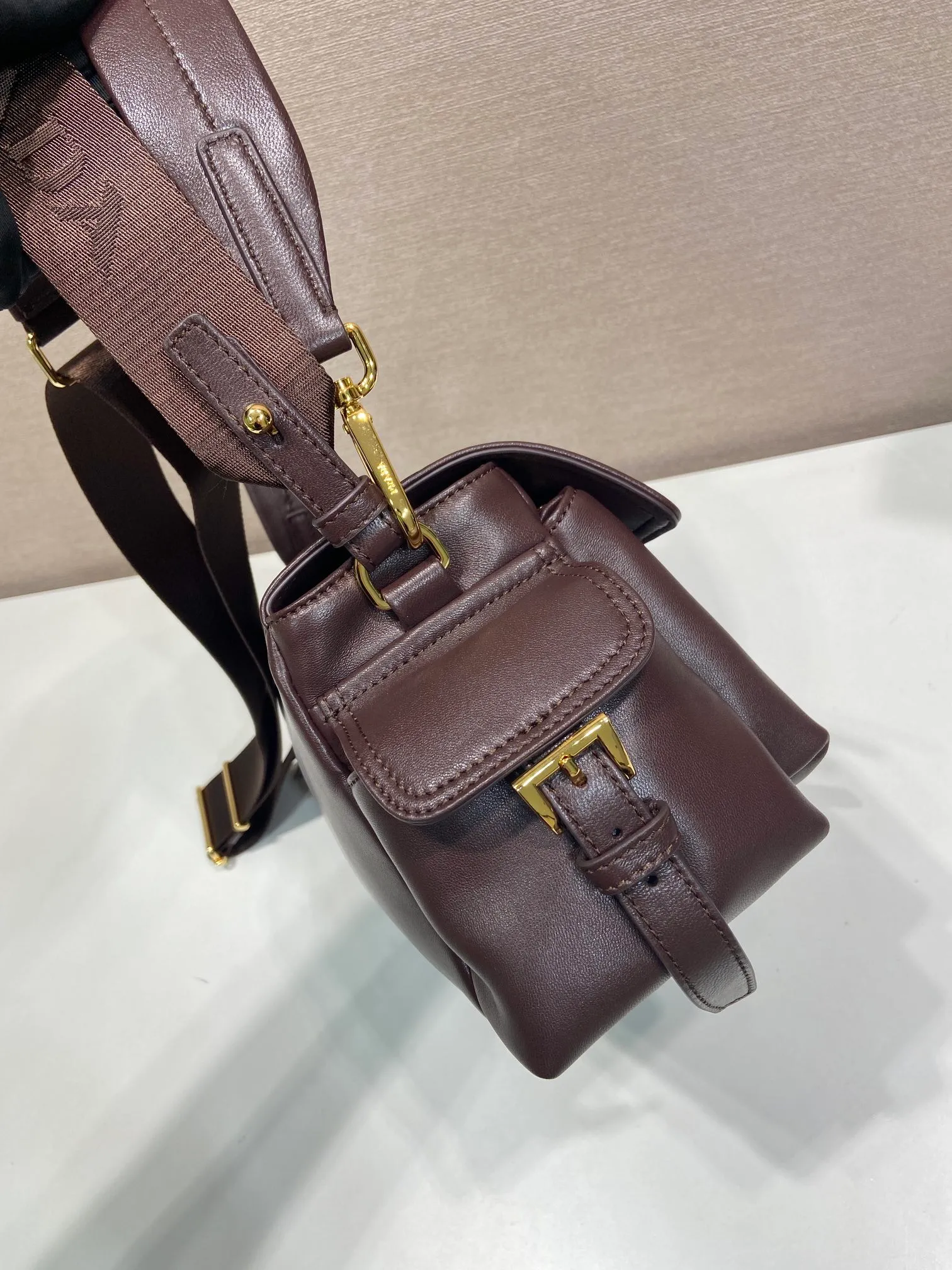 💰1700🎉New messenger bag🎉1BD394 sheepskin🎉🎉 This handbag perfectly combines sophistication and functionality, and is made of imported lambskin. It has a soft silhouette and multiple pockets. Combining sporty and versatile elements, the lightweight and practical design features an enameled triangle metal logo and leather details. Equipped with 2 detachable shoulder straps, large capacity, perfect, and a popular style that will never go out of style. The large size is suitable for both men and women, so hurry up and get it🎉🎉 Length 30x Height 14x Bottom 10cm🎉🎉🎉💰💰💰