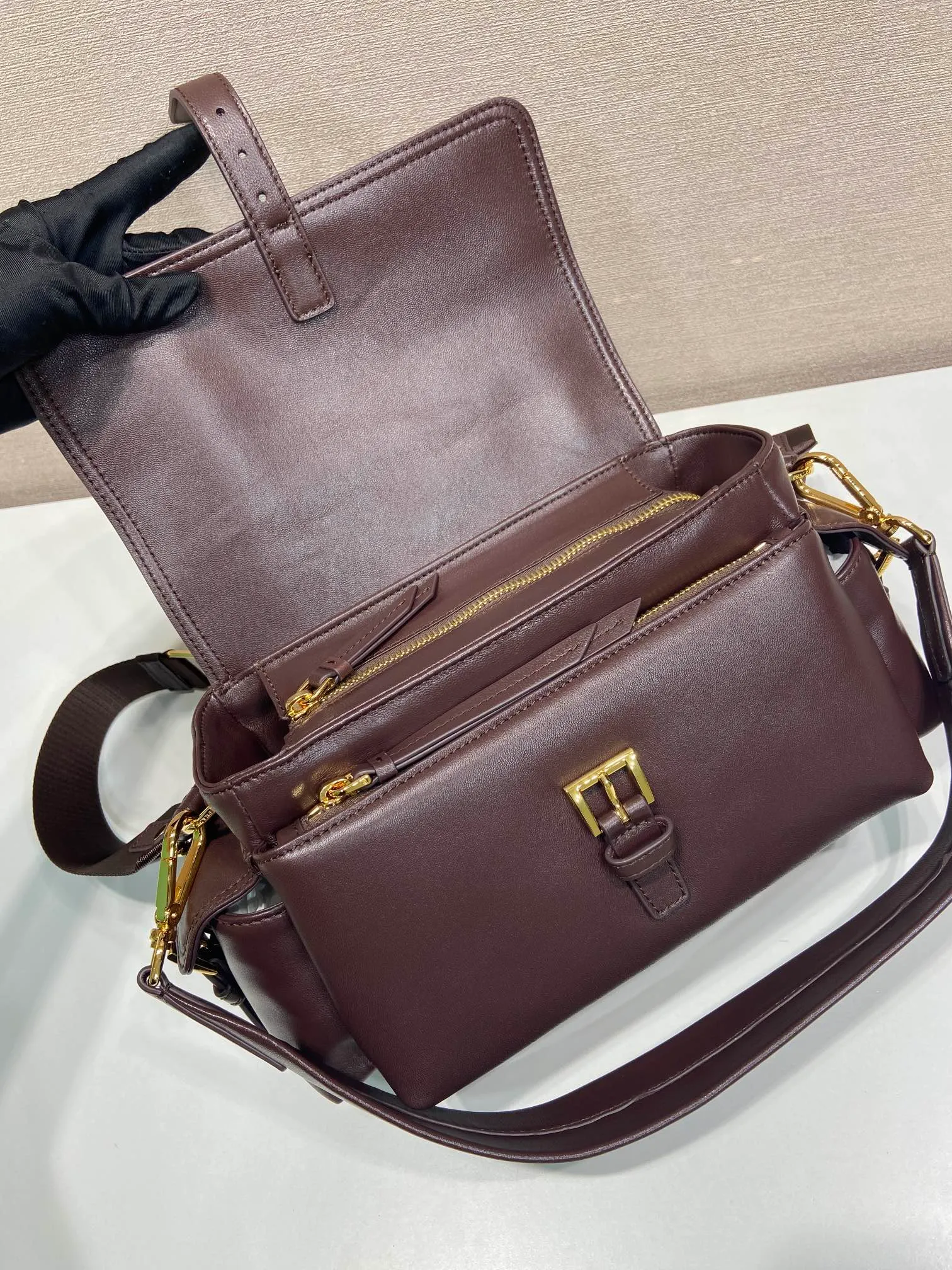 💰1700🎉New messenger bag🎉1BD394 sheepskin🎉🎉 This handbag perfectly combines sophistication and functionality, and is made of imported lambskin. It has a soft silhouette and multiple pockets. Combining sporty and versatile elements, the lightweight and practical design features an enameled triangle metal logo and leather details. Equipped with 2 detachable shoulder straps, large capacity, perfect, and a popular style that will never go out of style. The large size is suitable for both men and women, so hurry up and get it🎉🎉 Length 30x Height 14x Bottom 10cm🎉🎉🎉💰💰💰