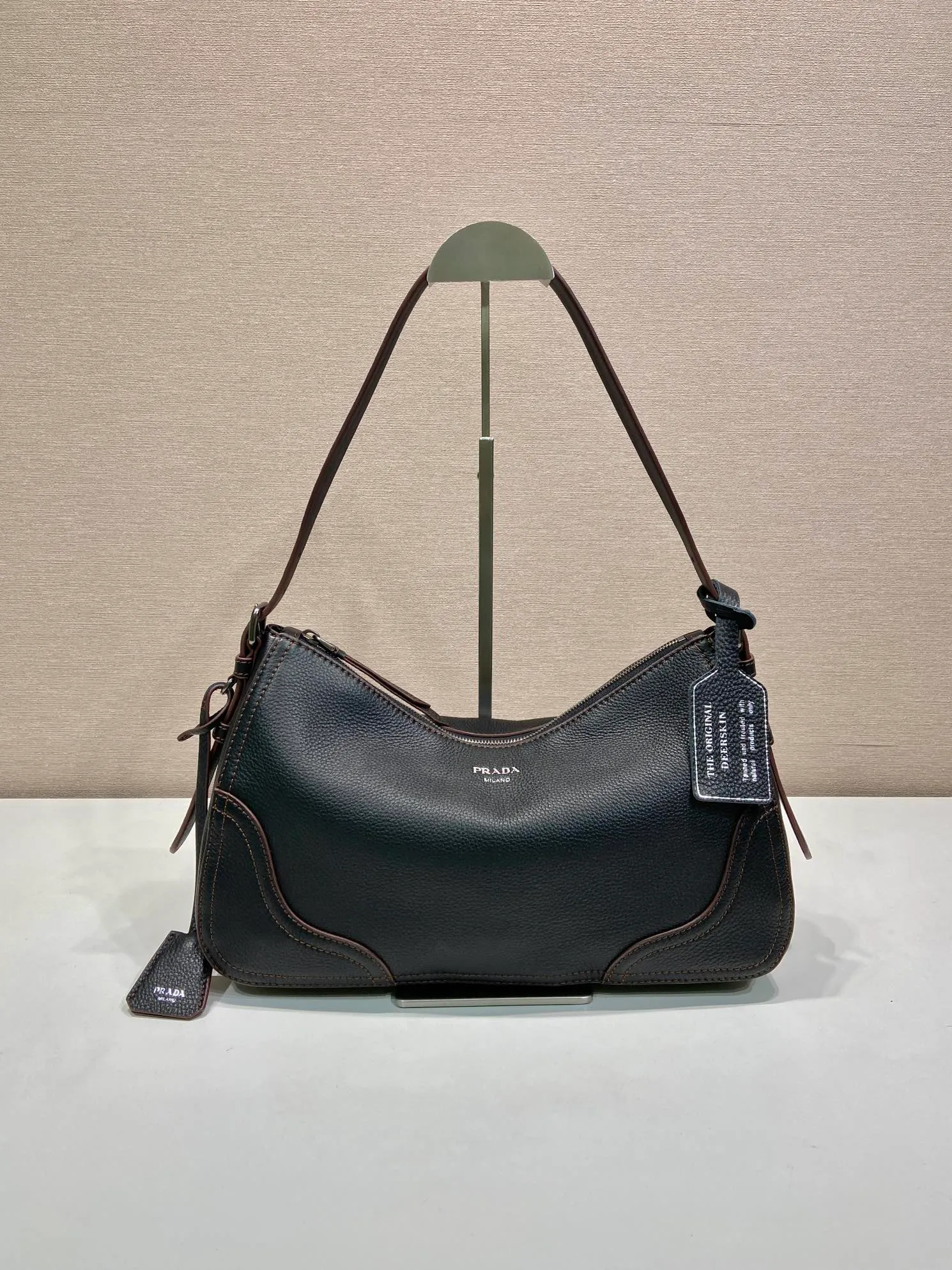 💰1760🎉New🎉1BC280🎉🎉 This new interpretation of the iconic Aimée bag celebrates the P family’s heritage with a design reminiscent of a travel theme. The unique hobo silhouette adds a new element, as the leather is richly textured and exhibits fine, irregular textures for a natural and refined effect. Reinforced corners inspired by travel bags highlight the craftsmanship and timeless character of this style. Detachable keychain/hot tag with large capacity and a popular style that will never go out of style🎉🎉Babies, hurry up and get it🎉🎉 Length 36x Height 20x Bottom 11cm🎉🎉💰💰💰