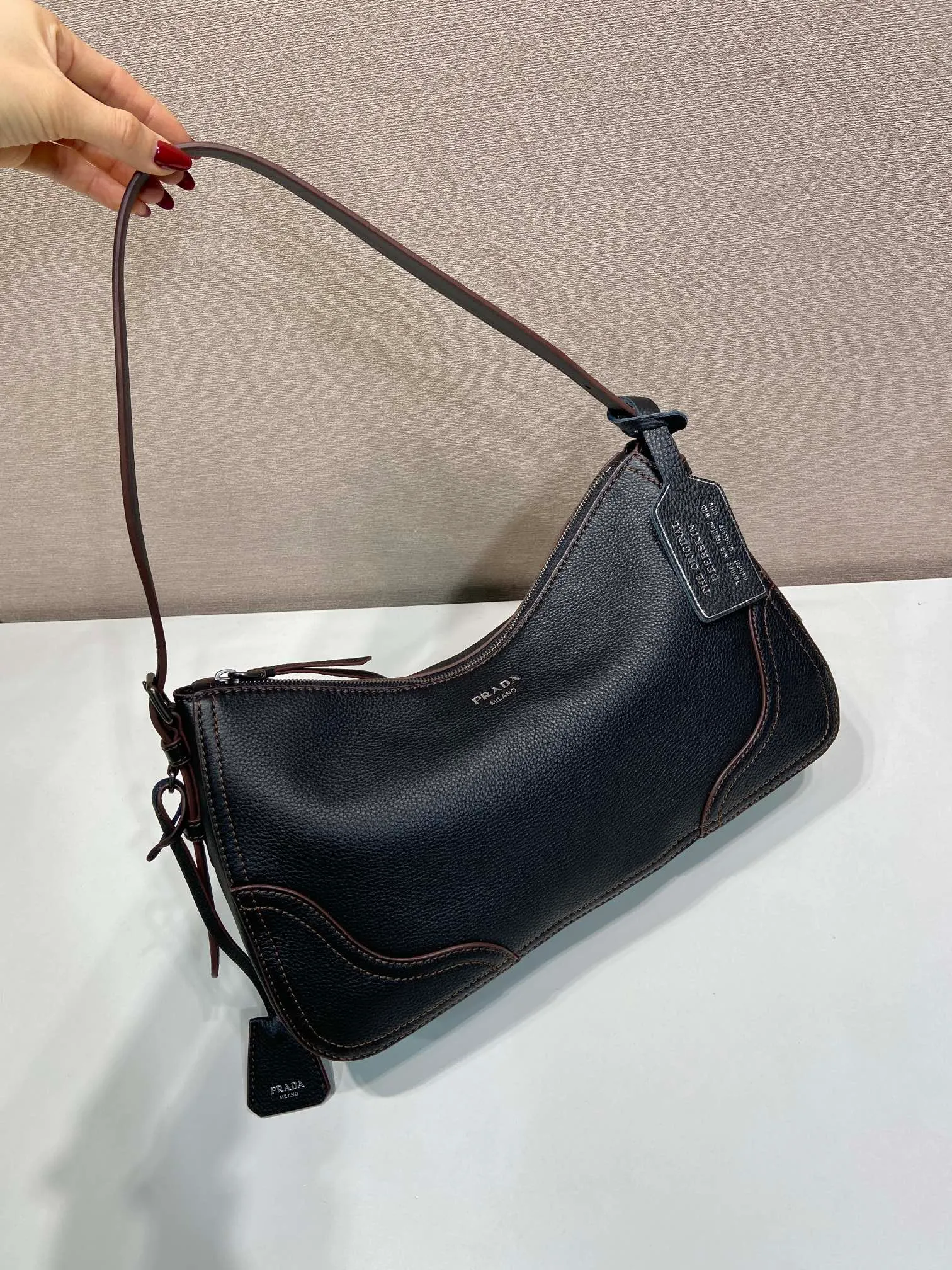 💰1760🎉New🎉1BC280🎉🎉 This new interpretation of the iconic Aimée bag celebrates the P family’s heritage with a design reminiscent of a travel theme. The unique hobo silhouette adds a new element, as the leather is richly textured and exhibits fine, irregular textures for a natural and refined effect. Reinforced corners inspired by travel bags highlight the craftsmanship and timeless character of this style. Detachable keychain/hot tag with large capacity and a popular style that will never go out of style🎉🎉Babies, hurry up and get it🎉🎉 Length 36x Height 20x Bottom 11cm🎉🎉💰💰💰