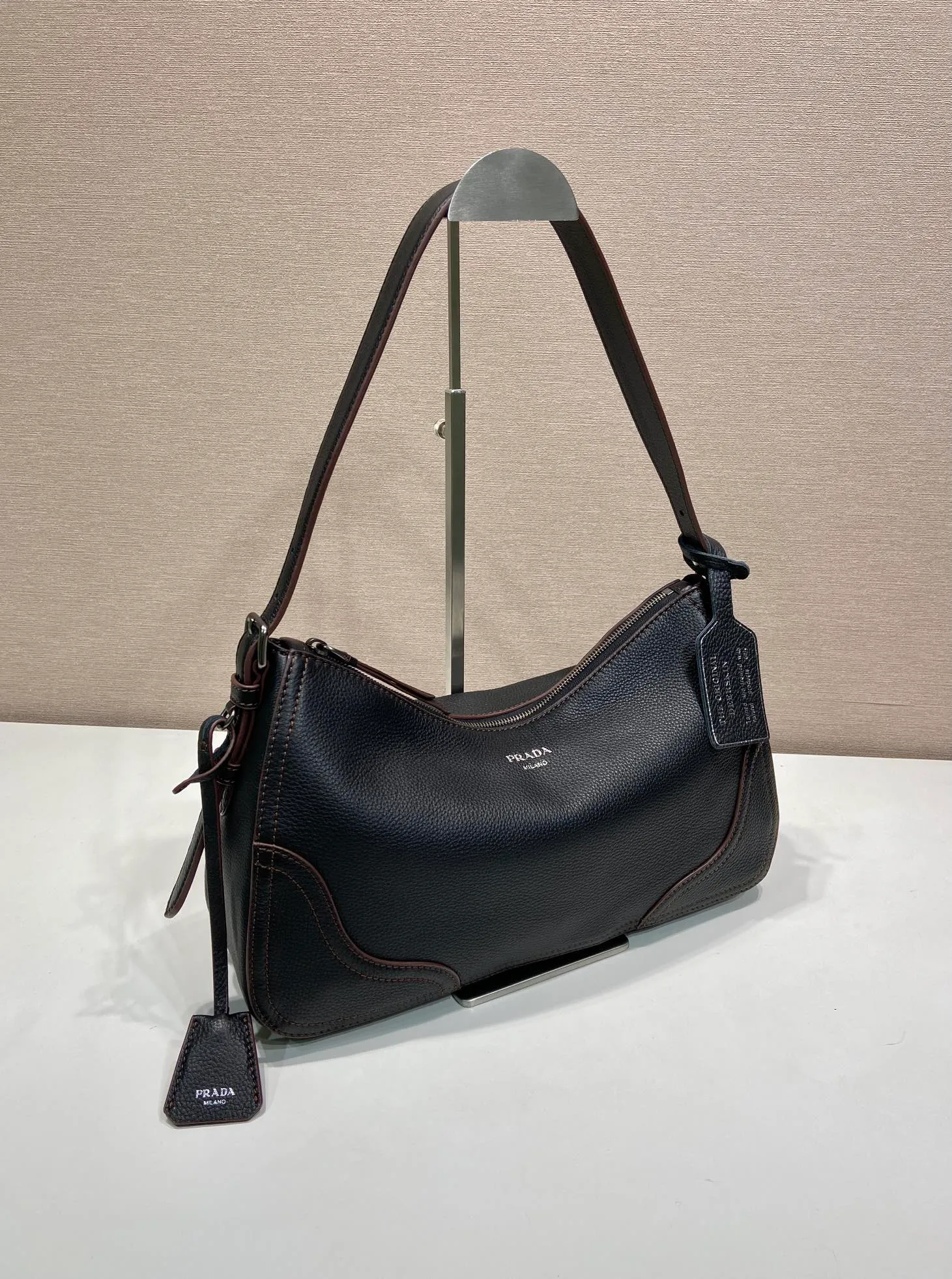 💰1760🎉New🎉1BC280🎉🎉 This new interpretation of the iconic Aimée bag celebrates the P family’s heritage with a design reminiscent of a travel theme. The unique hobo silhouette adds a new element, as the leather is richly textured and exhibits fine, irregular textures for a natural and refined effect. Reinforced corners inspired by travel bags highlight the craftsmanship and timeless character of this style. Detachable keychain/hot tag with large capacity and a popular style that will never go out of style🎉🎉Babies, hurry up and get it🎉🎉 Length 36x Height 20x Bottom 11cm🎉🎉💰💰💰
