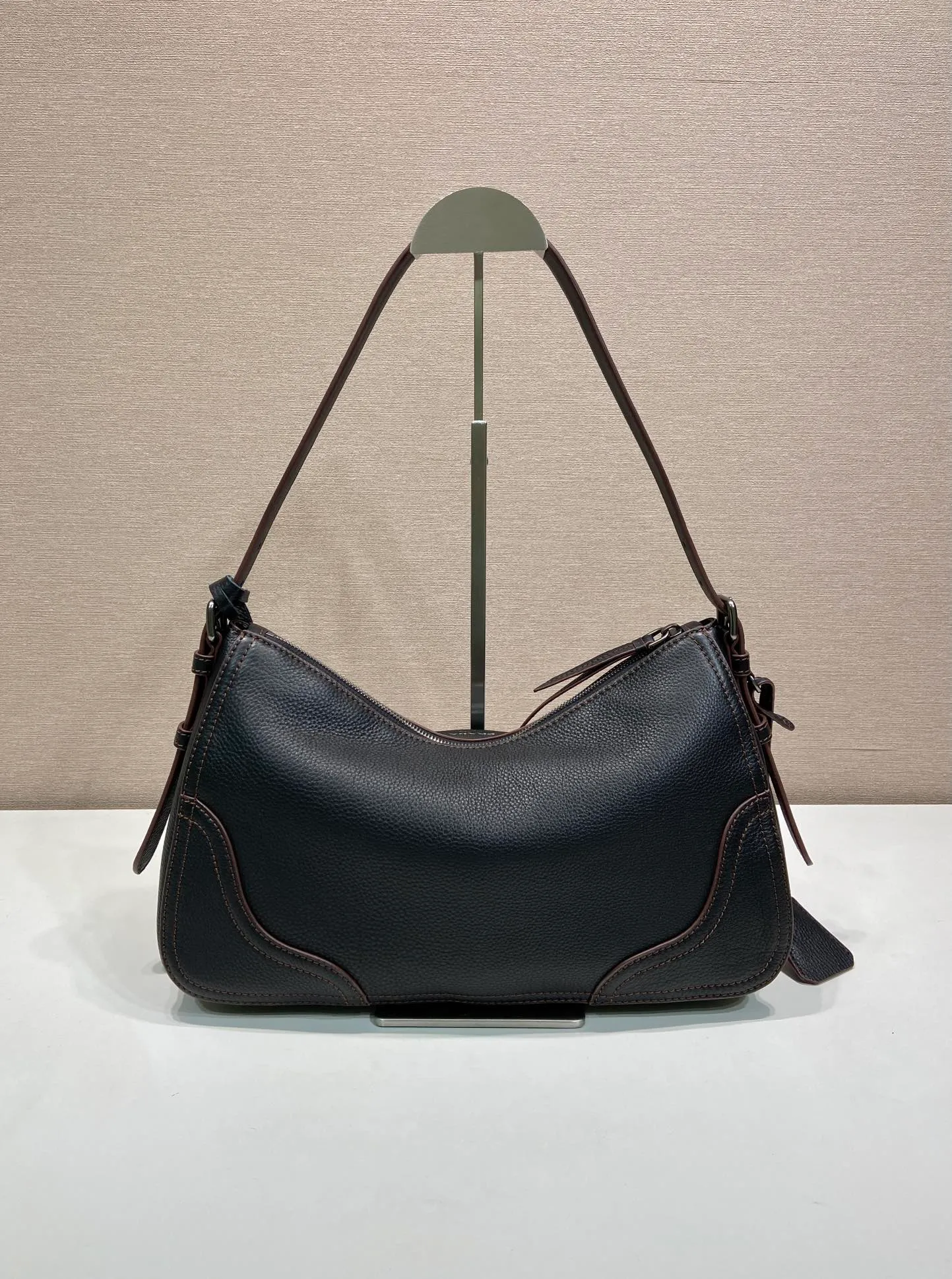 💰1760🎉New🎉1BC280🎉🎉 This new interpretation of the iconic Aimée bag celebrates the P family’s heritage with a design reminiscent of a travel theme. The unique hobo silhouette adds a new element, as the leather is richly textured and exhibits fine, irregular textures for a natural and refined effect. Reinforced corners inspired by travel bags highlight the craftsmanship and timeless character of this style. Detachable keychain/hot tag with large capacity and a popular style that will never go out of style🎉🎉Babies, hurry up and get it🎉🎉 Length 36x Height 20x Bottom 11cm🎉🎉💰💰💰
