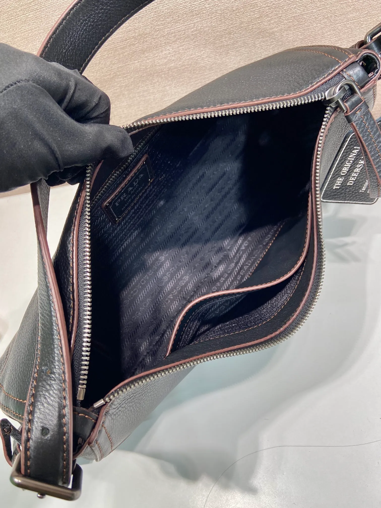 💰1760🎉New🎉1BC280🎉🎉 This new interpretation of the iconic Aimée bag celebrates the P family’s heritage with a design reminiscent of a travel theme. The unique hobo silhouette adds a new element, as the leather is richly textured and exhibits fine, irregular textures for a natural and refined effect. Reinforced corners inspired by travel bags highlight the craftsmanship and timeless character of this style. Detachable keychain/hot tag with large capacity and a popular style that will never go out of style🎉🎉Babies, hurry up and get it🎉🎉 Length 36x Height 20x Bottom 11cm🎉🎉💰💰💰