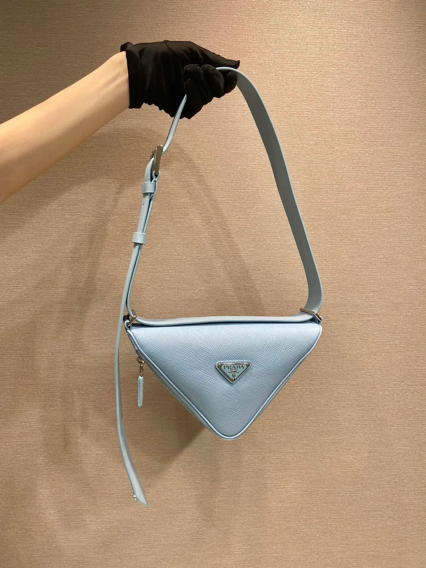 💰1520🎉Belt triangle bag🎉2VL039🎉🎉 This triangle bag is composed of a leather belt, using imported cross-grain cowhide and imported calfskin, showing a distinctive style. What I love most is that after the leather belt is detached, it can be matched with a variety of different clothes. The waist bag can be used as a clutch. Waist bag/crossbody/clutch/shoulder bag. It’s so perfect, hurry up and get it, babies 🎉🎉👏👏 Triangular bag size: length 25x height 14x bottom 9cm Belt size: total length 138cm