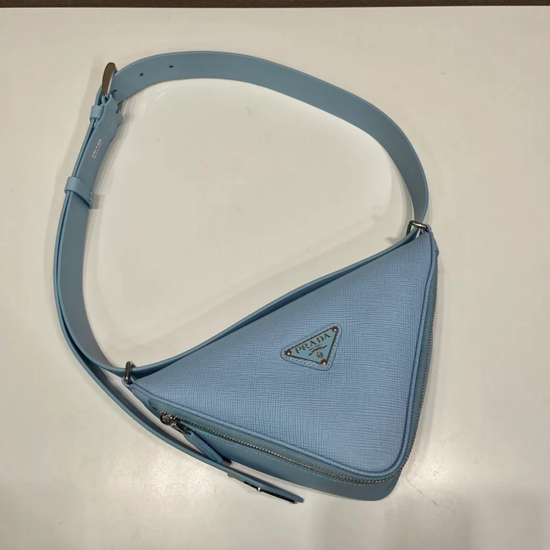 💰1520🎉Belt triangle bag🎉2VL039🎉🎉 This triangle bag is composed of a leather belt, using imported cross-grain cowhide and imported calfskin, showing a distinctive style. What I love most is that after the leather belt is detached, it can be matched with a variety of different clothes. The waist bag can be used as a clutch. Waist bag/crossbody/clutch/shoulder bag. It’s so perfect, hurry up and get it, babies 🎉🎉👏👏 Triangular bag size: length 25x height 14x bottom 9cm Belt size: total length 138cm