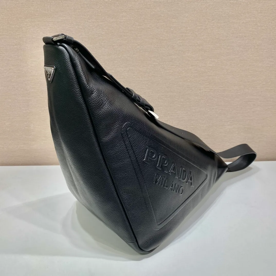 💰1860🎉Full leather triangle bag🎉2VY007👍👍 The big triangle bag that is popular among internet celebrities is here😘. This multi-functional triangular leather crossbody bag is equipped with an adjustable shoulder strap, which is easy to carry in different ways. The novel bag body design reinterprets the exquisite atmosphere of the same color. The big triangle design can be carried and carried, and it is full of combat power. It is really too towering. The casual style adds a great sense of youth! It’s so perfect😘It’s very trendy on the street👏 Dimensions: Bag opening length 60/bottom length 22.5x height 31x bottom width 28cm