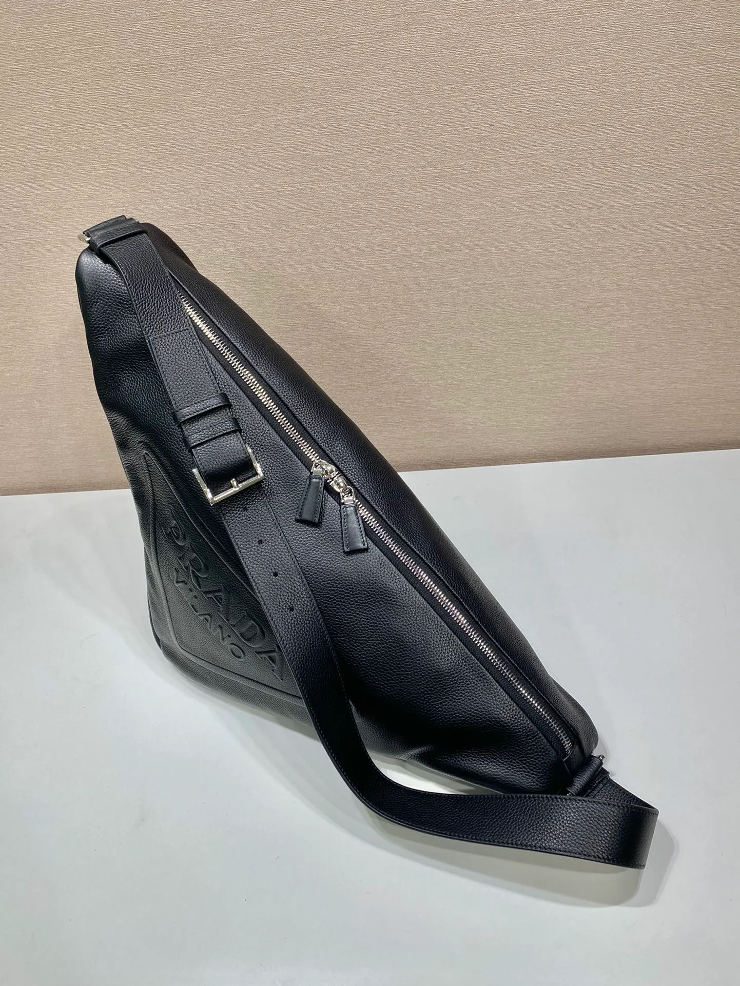 💰1860🎉Full leather triangle bag🎉2VY007👍👍 The big triangle bag that is popular among internet celebrities is here😘. This multi-functional triangular leather crossbody bag is equipped with an adjustable shoulder strap, which is easy to carry in different ways. The novel bag body design reinterprets the exquisite atmosphere of the same color. The big triangle design can be carried and carried, and it is full of combat power. It is really too towering. The casual style adds a great sense of youth! It’s so perfect😘It’s very trendy on the street👏 Dimensions: Bag opening length 60/bottom length 22.5x height 31x bottom width 28cm
