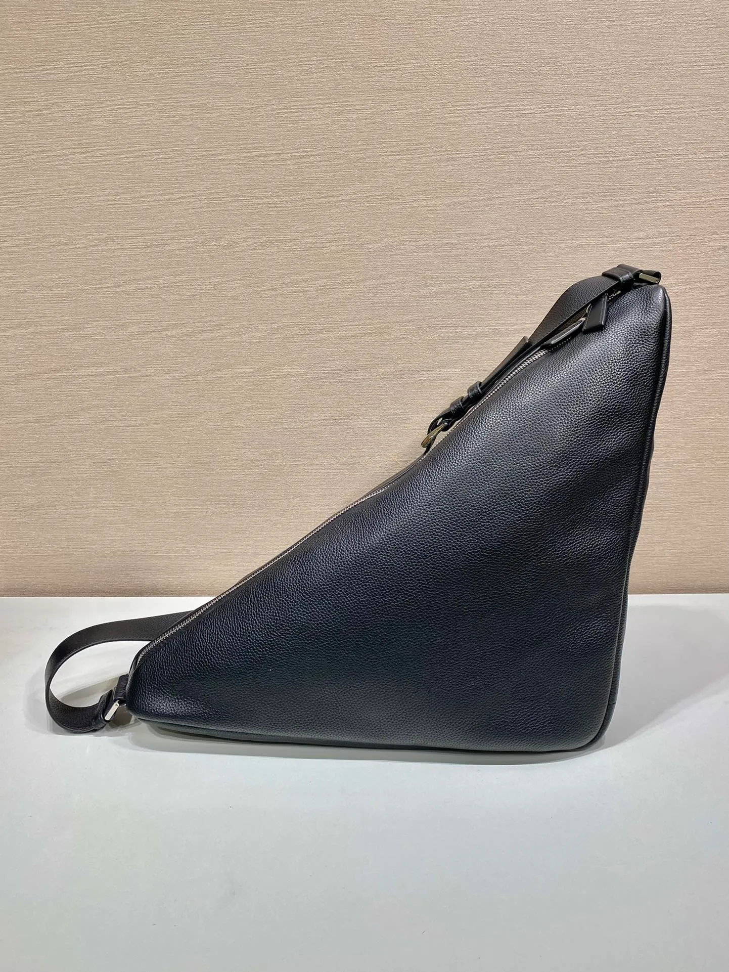 💰1860🎉Full leather triangle bag🎉2VY007👍👍 The big triangle bag that is popular among internet celebrities is here😘. This multi-functional triangular leather crossbody bag is equipped with an adjustable shoulder strap, which is easy to carry in different ways. The novel bag body design reinterprets the exquisite atmosphere of the same color. The big triangle design can be carried and carried, and it is full of combat power. It is really too towering. The casual style adds a great sense of youth! It’s so perfect😘It’s very trendy on the street👏 Dimensions: Bag opening length 60/bottom length 22.5x height 31x bottom width 28cm