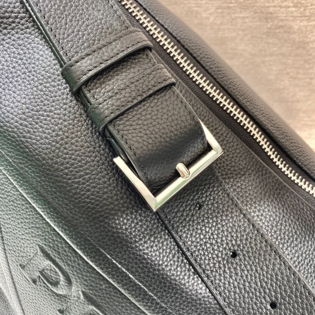 💰1860🎉Full leather triangle bag🎉2VY007👍👍 The big triangle bag that is popular among internet celebrities is here😘. This multi-functional triangular leather crossbody bag is equipped with an adjustable shoulder strap, which is easy to carry in different ways. The novel bag body design reinterprets the exquisite atmosphere of the same color. The big triangle design can be carried and carried, and it is full of combat power. It is really too towering. The casual style adds a great sense of youth! It’s so perfect😘It’s very trendy on the street👏 Dimensions: Bag opening length 60/bottom length 22.5x height 31x bottom width 28cm
