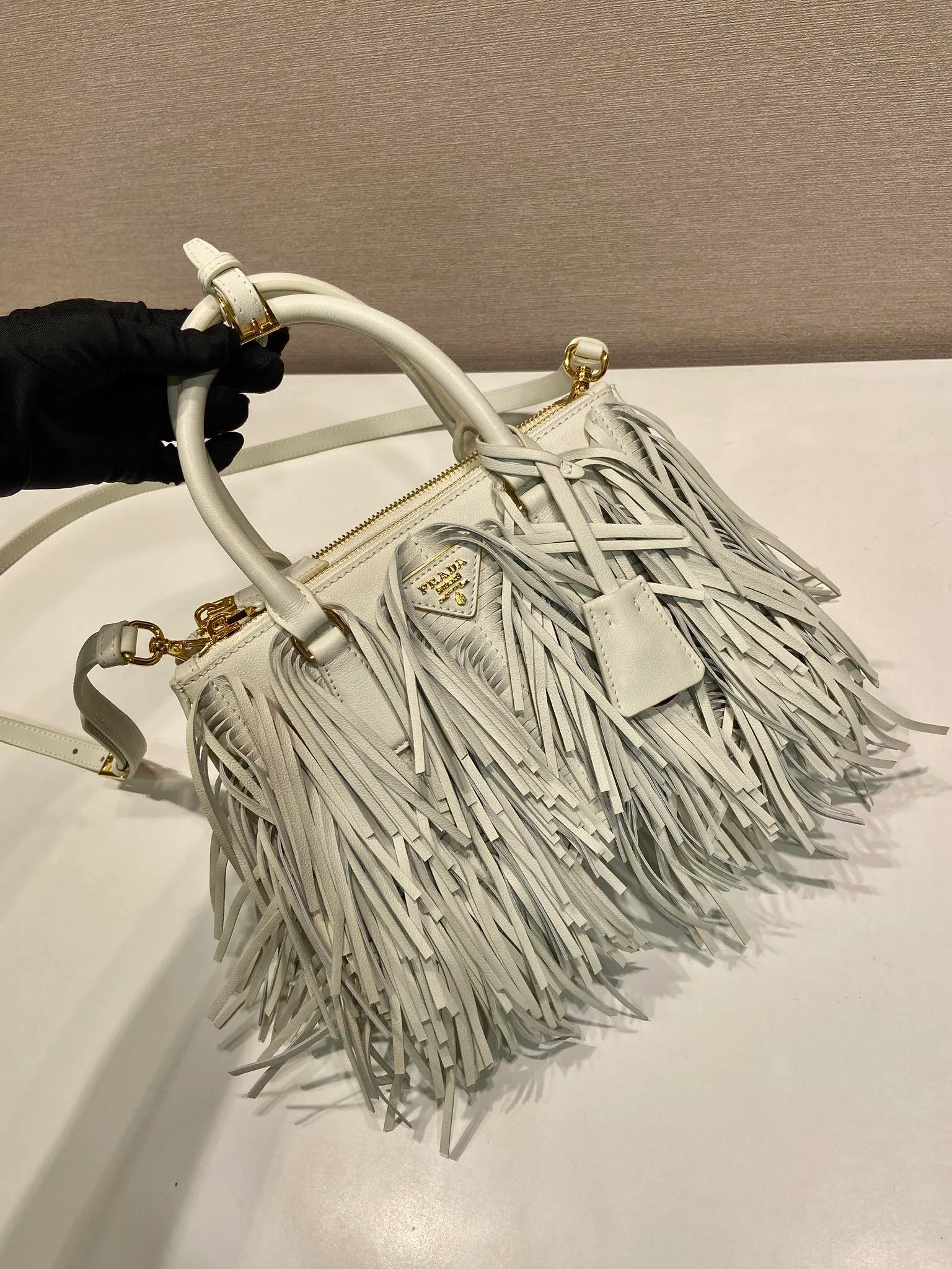 💰2200🎉New tassel bag🎉1BA896 calf leather🎉🎉 This Galleria handbag has an elegant and timeless design, reinterpreting the classic style with a slender silhouette and calf leather material. The tassel design on the front and back and the imported sheepskin lining highlight the dynamic and fashionable style. Features detachable and adjustable suede leather shoulder strap. So beautiful and fashionable😘😘The upper body effect has a 100% chance of turning heads. It is another popular style that will never go out of style🎉🎉Hurry up and get it now😘😘It’s really pretty😘😘😘 Length 24.5x height 18.5x base 11cm🎉🎉🎉💰💰💰