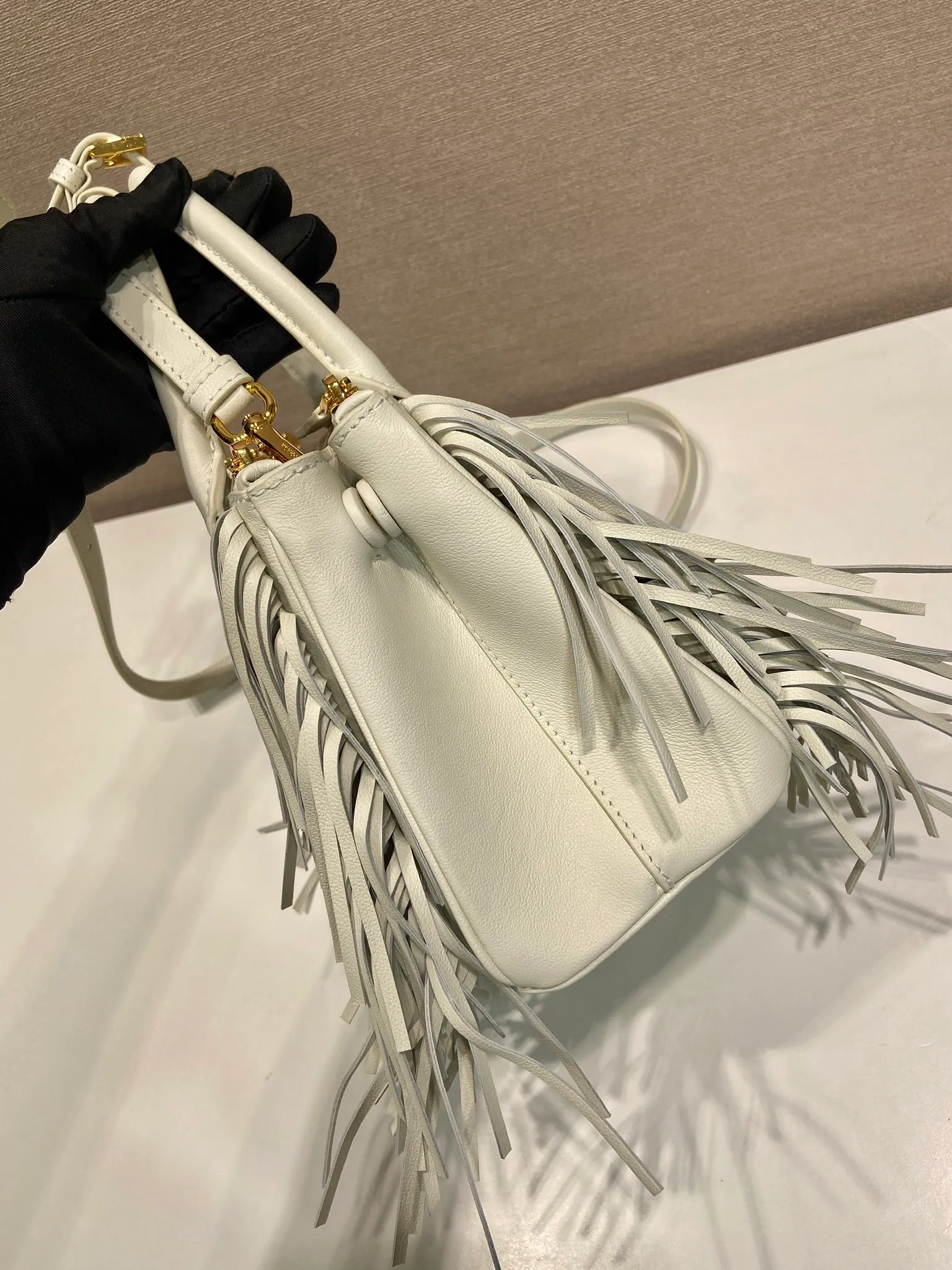 💰2200🎉New tassel bag🎉1BA896 calf leather🎉🎉 This Galleria handbag has an elegant and timeless design, reinterpreting the classic style with a slender silhouette and calf leather material. The tassel design on the front and back and the imported sheepskin lining highlight the dynamic and fashionable style. Features detachable and adjustable suede leather shoulder strap. So beautiful and fashionable😘😘The upper body effect has a 100% chance of turning heads. It is another popular style that will never go out of style🎉🎉Hurry up and get it now😘😘It’s really pretty😘😘😘 Length 24.5x height 18.5x base 11cm🎉🎉🎉💰💰💰