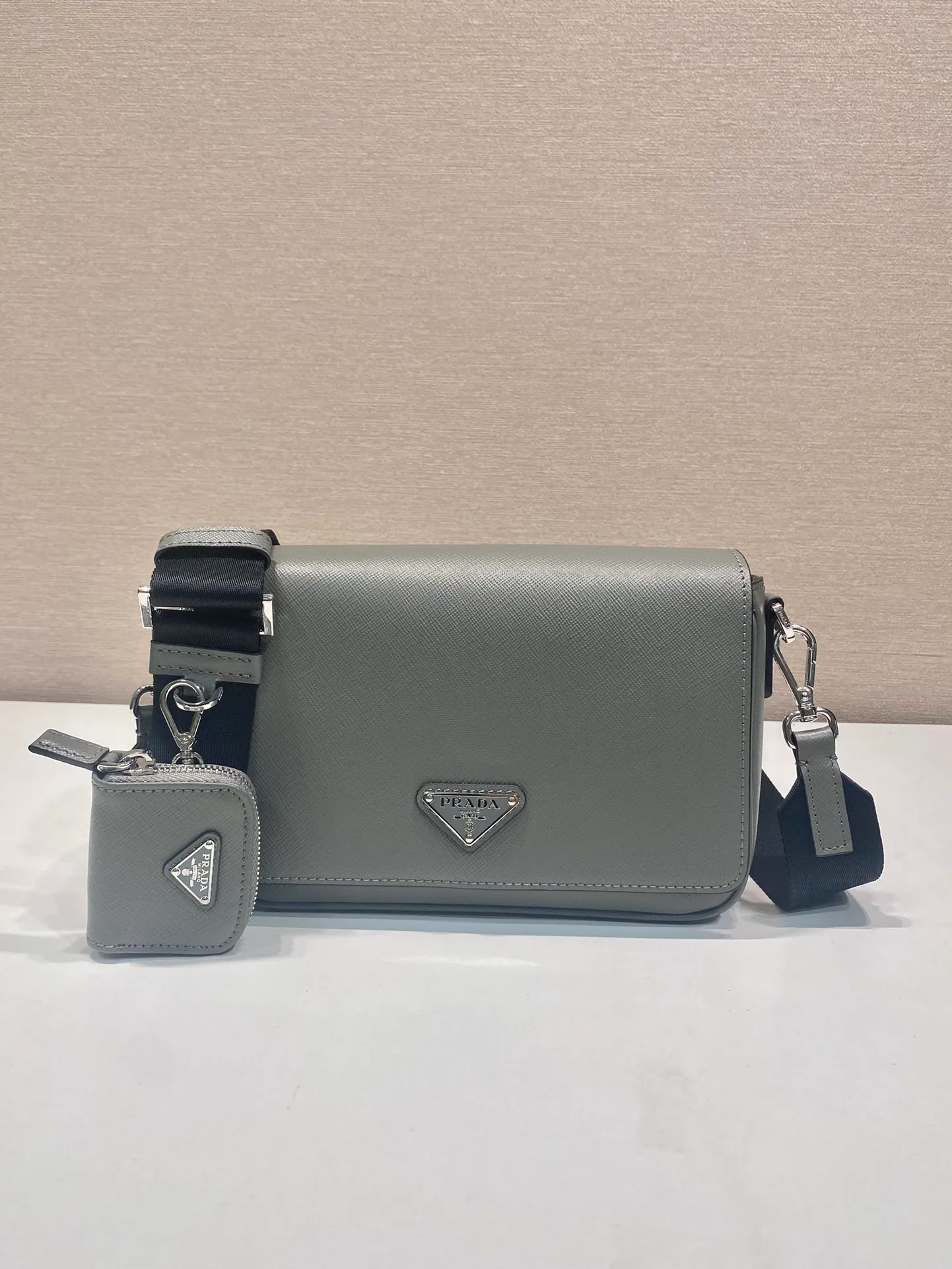 💰1700🎉New style🎉2VD059🎉🎉 This shoulder bag is made of Saffiano leather. One-shoulder flip magnetic buckle design, detachable and adjustable nylon shoulder strap, detachable Saffiano leather pouch, simple and elegant, and the upper body effect is very fashionable. Another popular style🎉🎉length 22x height 14.5x bottom 5cm🎉🎉🎉👏👏👏