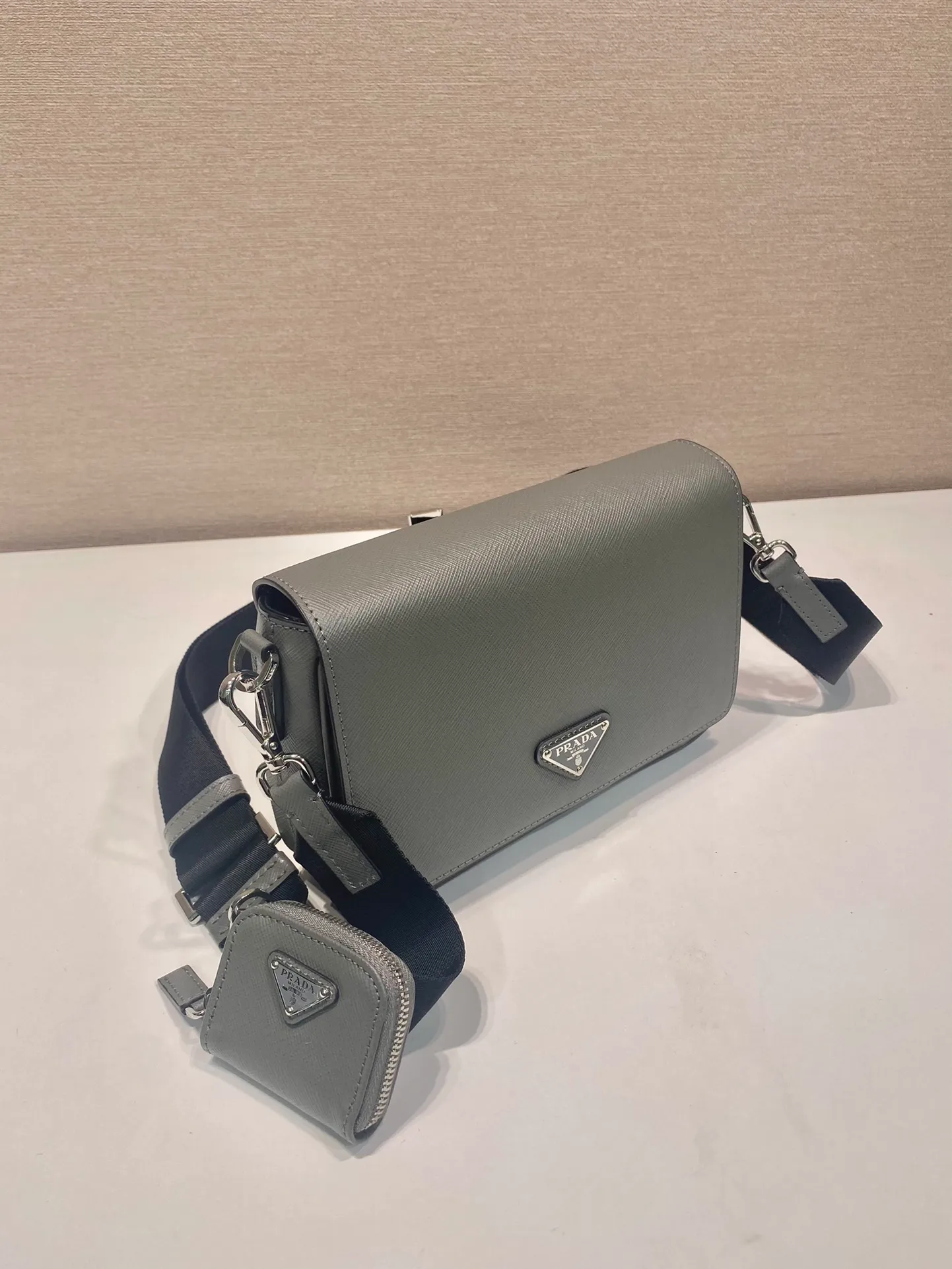 💰1700🎉New style🎉2VD059🎉🎉 This shoulder bag is made of Saffiano leather. One-shoulder flip magnetic buckle design, detachable and adjustable nylon shoulder strap, detachable Saffiano leather pouch, simple and elegant, and the upper body effect is very fashionable. Another popular style🎉🎉length 22x height 14.5x bottom 5cm🎉🎉🎉👏👏👏