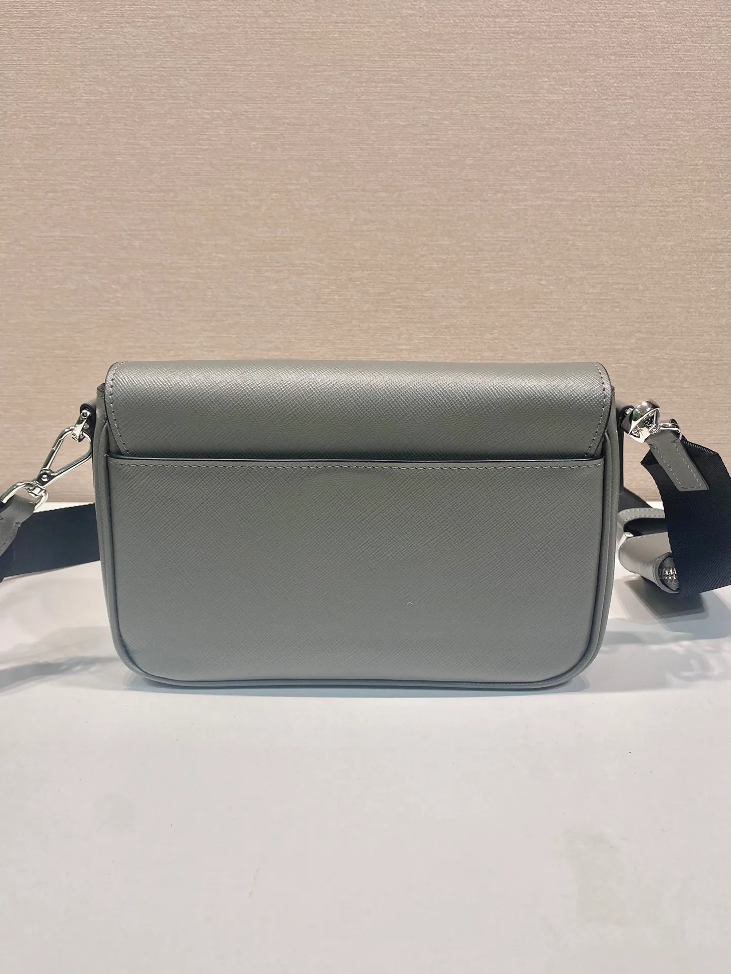 💰1700🎉New style🎉2VD059🎉🎉 This shoulder bag is made of Saffiano leather. One-shoulder flip magnetic buckle design, detachable and adjustable nylon shoulder strap, detachable Saffiano leather pouch, simple and elegant, and the upper body effect is very fashionable. Another popular style🎉🎉length 22x height 14.5x bottom 5cm🎉🎉🎉👏👏👏