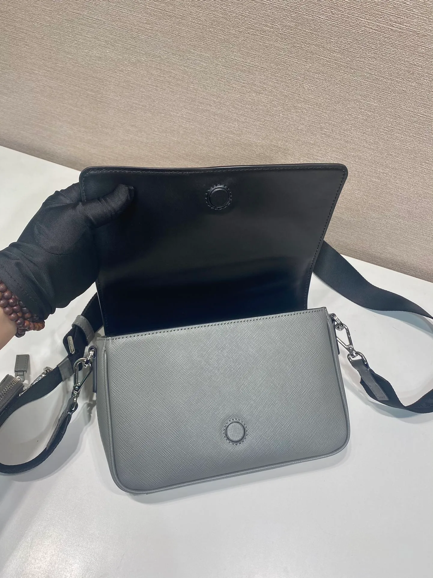 💰1700🎉New style🎉2VD059🎉🎉 This shoulder bag is made of Saffiano leather. One-shoulder flip magnetic buckle design, detachable and adjustable nylon shoulder strap, detachable Saffiano leather pouch, simple and elegant, and the upper body effect is very fashionable. Another popular style🎉🎉length 22x height 14.5x bottom 5cm🎉🎉🎉👏👏👏