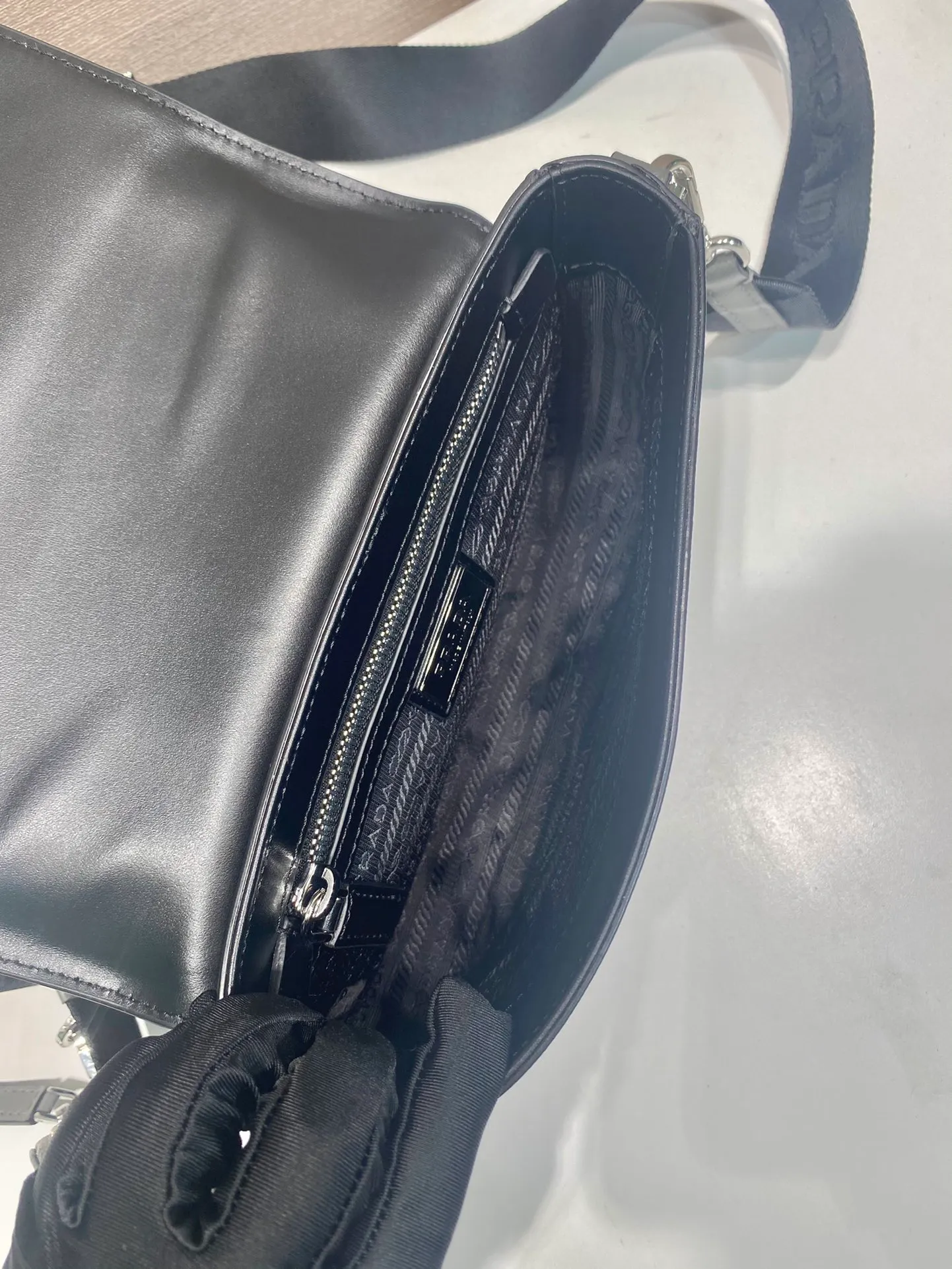 💰1700🎉New style🎉2VD059🎉🎉 This shoulder bag is made of Saffiano leather. One-shoulder flip magnetic buckle design, detachable and adjustable nylon shoulder strap, detachable Saffiano leather pouch, simple and elegant, and the upper body effect is very fashionable. Another popular style🎉🎉length 22x height 14.5x bottom 5cm🎉🎉🎉👏👏👏
