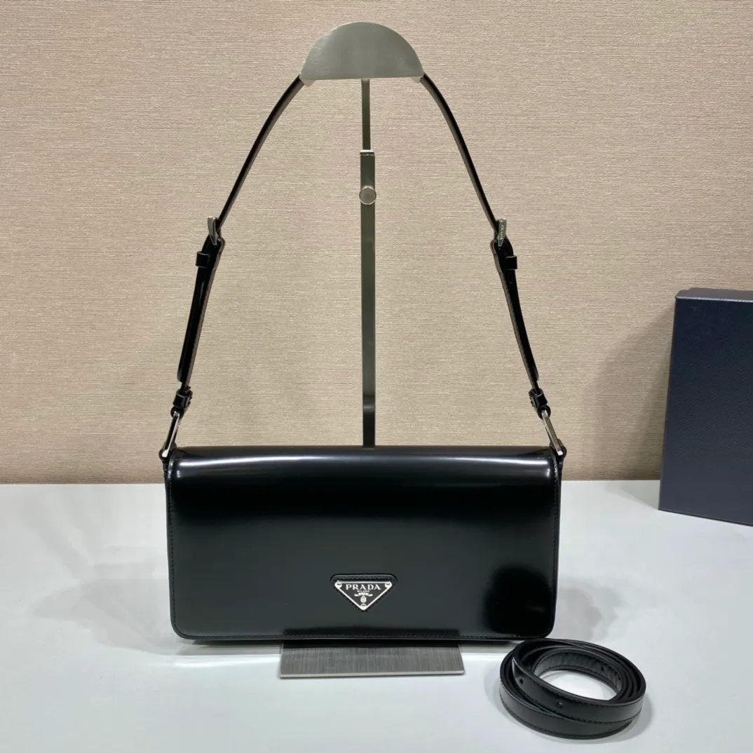 💰1600🎉New style🎉1BD323🎉🎉 This clamshell shoulder bag is full of modernity👏 Made of imported cowhide and equipped with two detachable and interchangeable long and short shoulder straps. Can be worn on one shoulder or across the body. Simple and elegant style, retro and high-end bag at first glance, the top of the body can instantly transform into a girly girl, large capacity, versatile and fashionable 😘Another timeless style, get it now🎉🎉 Length 26x height 12x bottom 4.8cm🎉🎉🎉👏👏👏