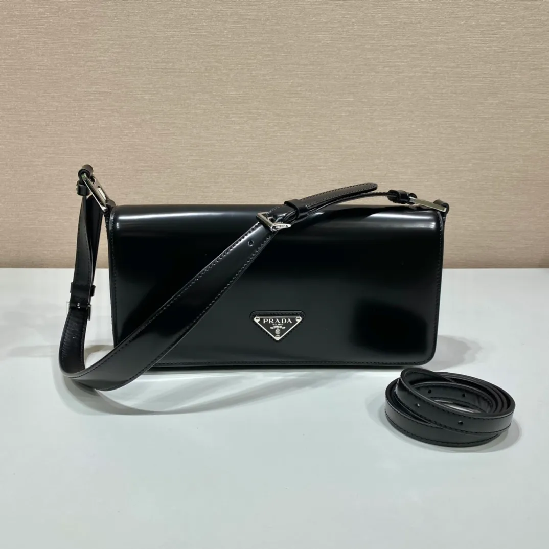 💰1600🎉New style🎉1BD323🎉🎉 This clamshell shoulder bag is full of modernity👏 Made of imported cowhide and equipped with two detachable and interchangeable long and short shoulder straps. Can be worn on one shoulder or across the body. Simple and elegant style, retro and high-end bag at first glance, the top of the body can instantly transform into a girly girl, large capacity, versatile and fashionable 😘Another timeless style, get it now🎉🎉 Length 26x height 12x bottom 4.8cm🎉🎉🎉👏👏👏