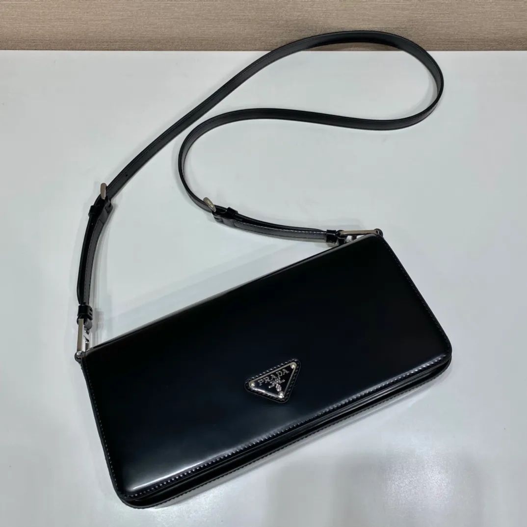 💰1600🎉New style🎉1BD323🎉🎉 This clamshell shoulder bag is full of modernity👏 Made of imported cowhide and equipped with two detachable and interchangeable long and short shoulder straps. Can be worn on one shoulder or across the body. Simple and elegant style, retro and high-end bag at first glance, the top of the body can instantly transform into a girly girl, large capacity, versatile and fashionable 😘Another timeless style, get it now🎉🎉 Length 26x height 12x bottom 4.8cm🎉🎉🎉👏👏👏