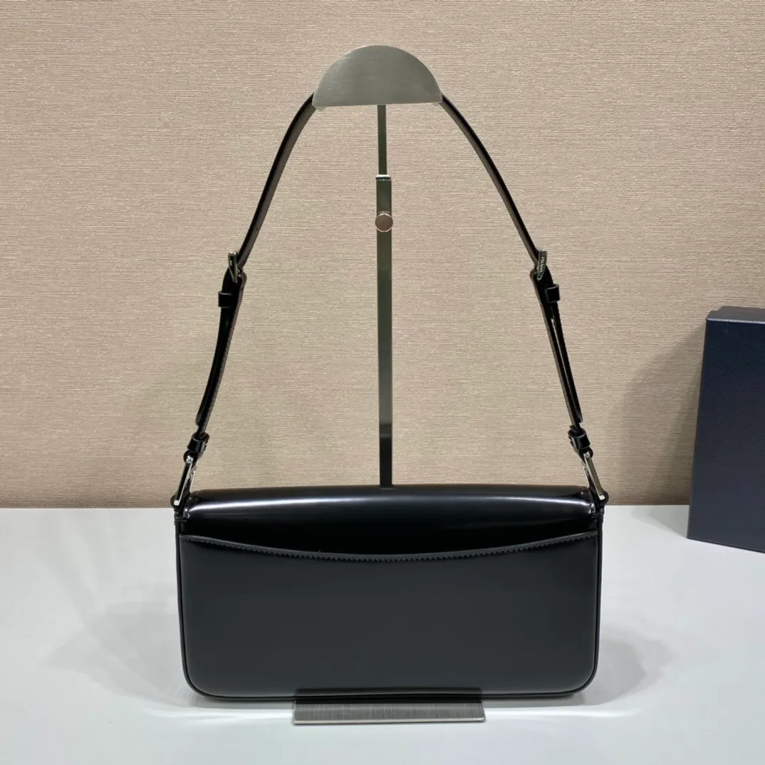 💰1600🎉New style🎉1BD323🎉🎉 This clamshell shoulder bag is full of modernity👏 Made of imported cowhide and equipped with two detachable and interchangeable long and short shoulder straps. Can be worn on one shoulder or across the body. Simple and elegant style, retro and high-end bag at first glance, the top of the body can instantly transform into a girly girl, large capacity, versatile and fashionable 😘Another timeless style, get it now🎉🎉 Length 26x height 12x bottom 4.8cm🎉🎉🎉👏👏👏