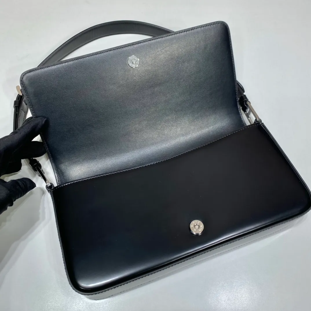 💰1600🎉New style🎉1BD323🎉🎉 This clamshell shoulder bag is full of modernity👏 Made of imported cowhide and equipped with two detachable and interchangeable long and short shoulder straps. Can be worn on one shoulder or across the body. Simple and elegant style, retro and high-end bag at first glance, the top of the body can instantly transform into a girly girl, large capacity, versatile and fashionable 😘Another timeless style, get it now🎉🎉 Length 26x height 12x bottom 4.8cm🎉🎉🎉👏👏👏