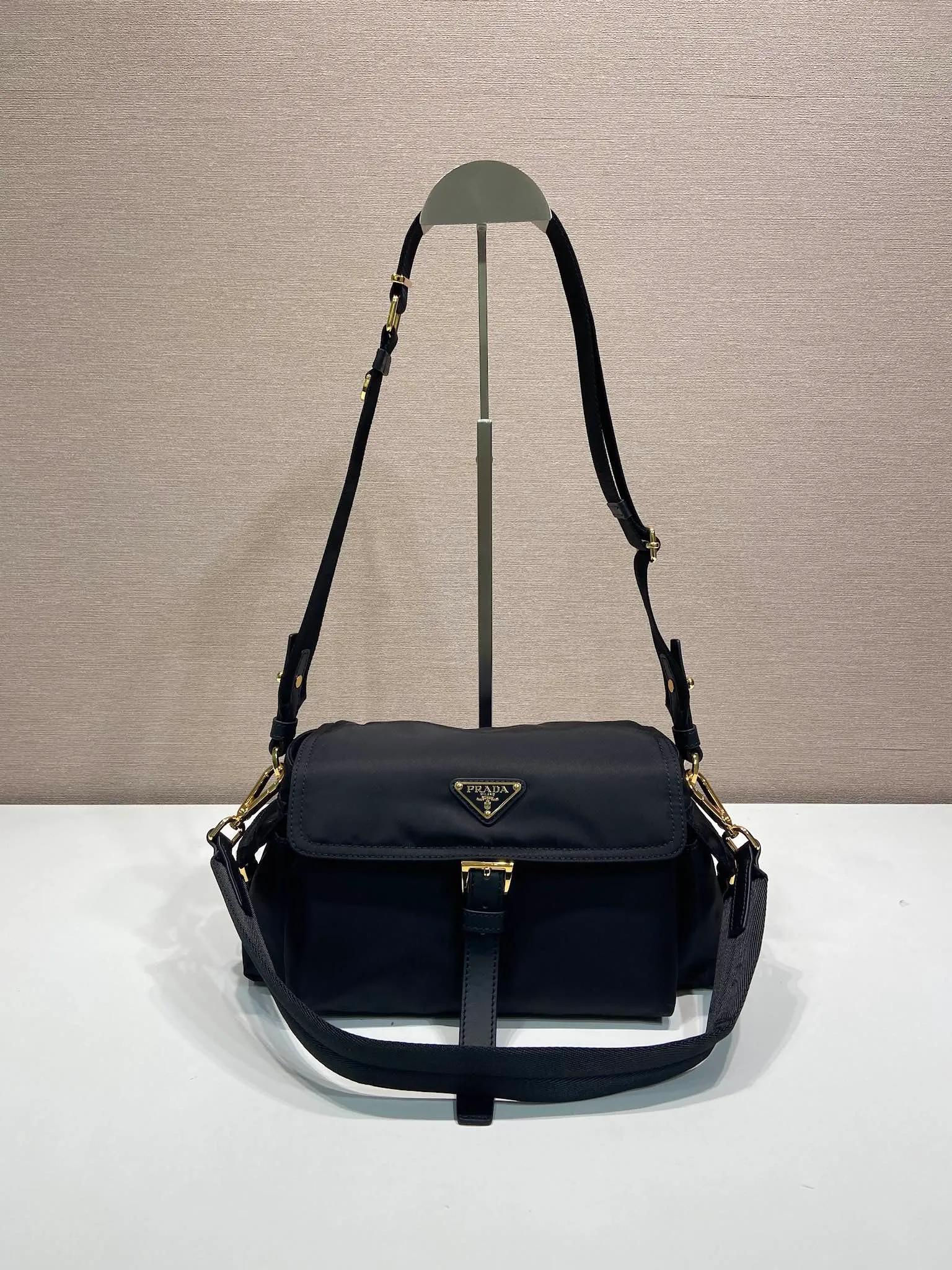 💰1240🎉New messenger bag🎉1BD394 small🎉🎉 This handbag perfectly combines sophistication and functionality. It is made of regenerated nylon material, has a soft outline and is equipped with multiple pockets. Combining sporty and versatile elements, the lightweight and practical design features an enameled triangle metal logo and leather details. Equipped with 2 detachable shoulder straps, large capacity, perfect, and a popular style that will never go out of style. The large size is suitable for both men and women, so hurry up and get it🎉🎉 Length 30x Height 14x Bottom 10cm🎉🎉🎉💰💰💰
