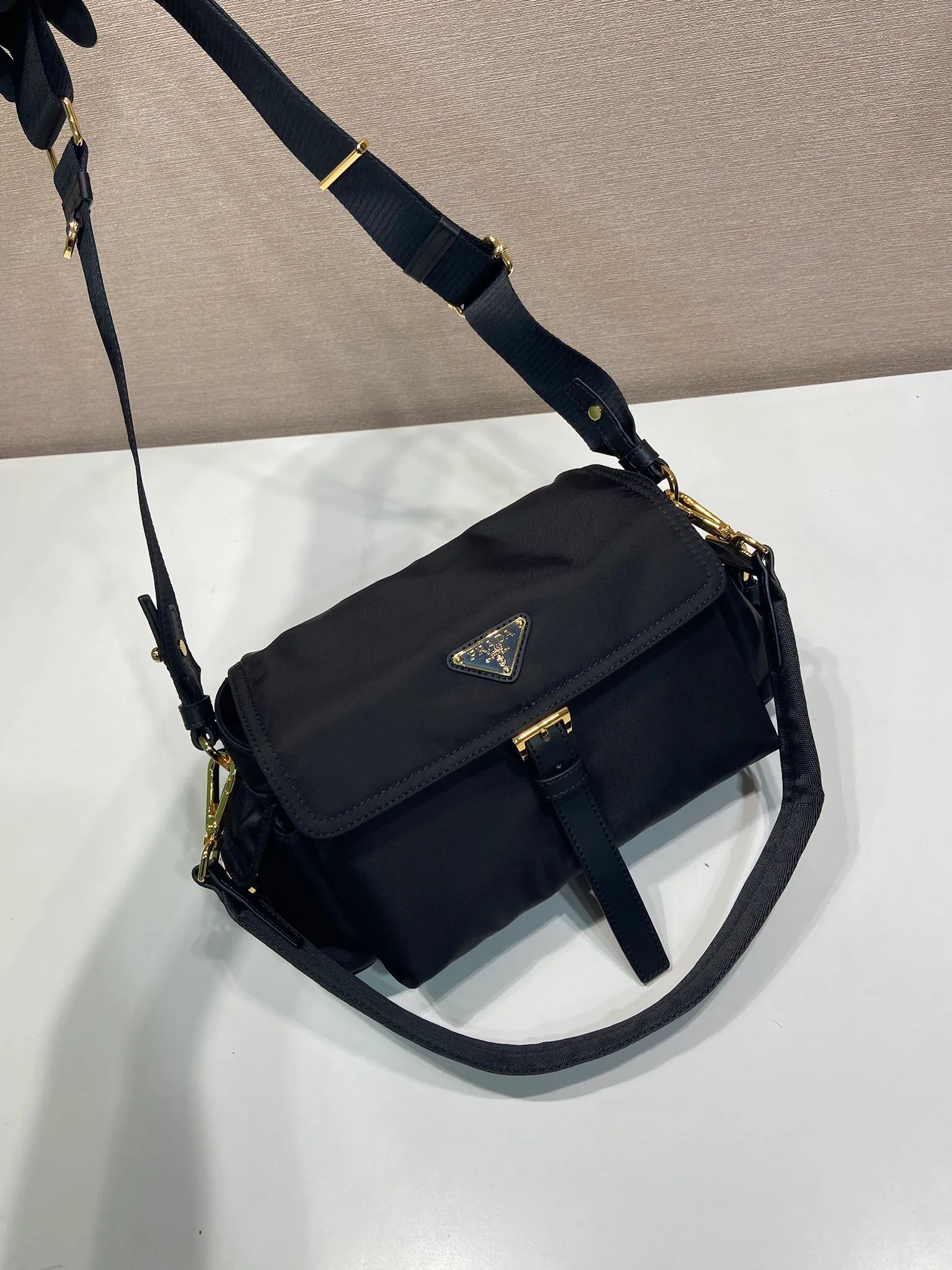 💰1240🎉New messenger bag🎉1BD394 small🎉🎉 This handbag perfectly combines sophistication and functionality. It is made of regenerated nylon material, has a soft outline and is equipped with multiple pockets. Combining sporty and versatile elements, the lightweight and practical design features an enameled triangle metal logo and leather details. Equipped with 2 detachable shoulder straps, large capacity, perfect, and a popular style that will never go out of style. The large size is suitable for both men and women, so hurry up and get it🎉🎉 Length 30x Height 14x Bottom 10cm🎉🎉🎉💰💰💰
