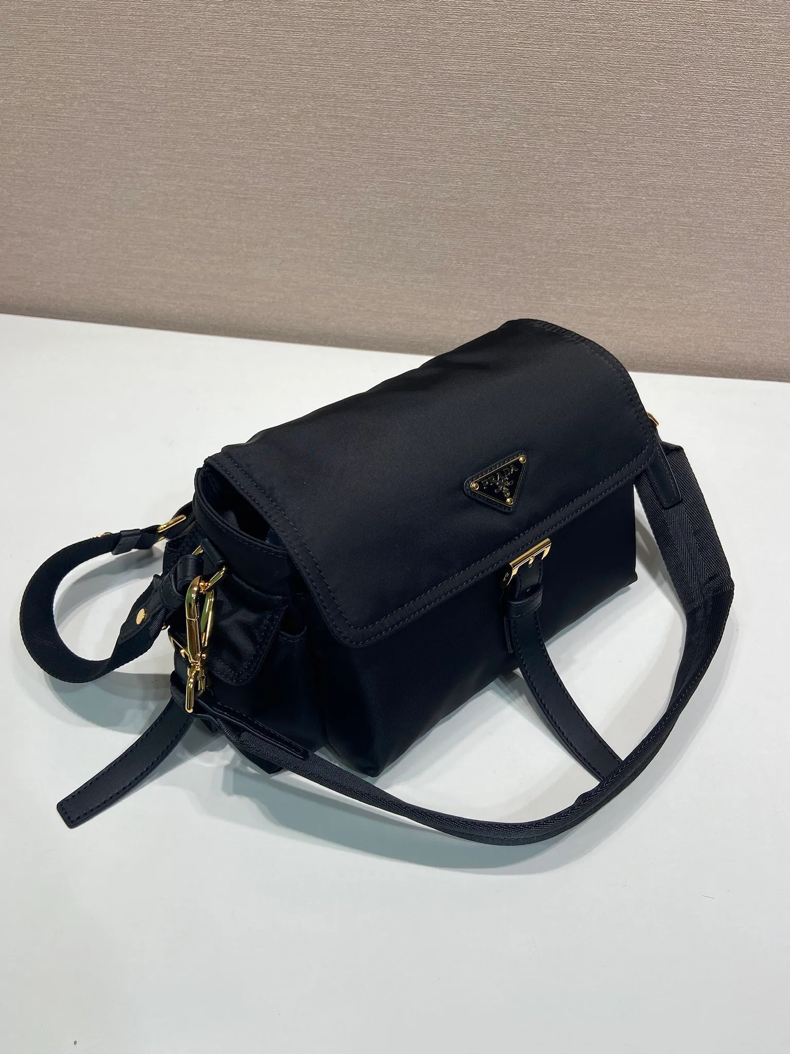 💰1240🎉New messenger bag🎉1BD394 small🎉🎉 This handbag perfectly combines sophistication and functionality. It is made of regenerated nylon material, has a soft outline and is equipped with multiple pockets. Combining sporty and versatile elements, the lightweight and practical design features an enameled triangle metal logo and leather details. Equipped with 2 detachable shoulder straps, large capacity, perfect, and a popular style that will never go out of style. The large size is suitable for both men and women, so hurry up and get it🎉🎉 Length 30x Height 14x Bottom 10cm🎉🎉🎉💰💰💰