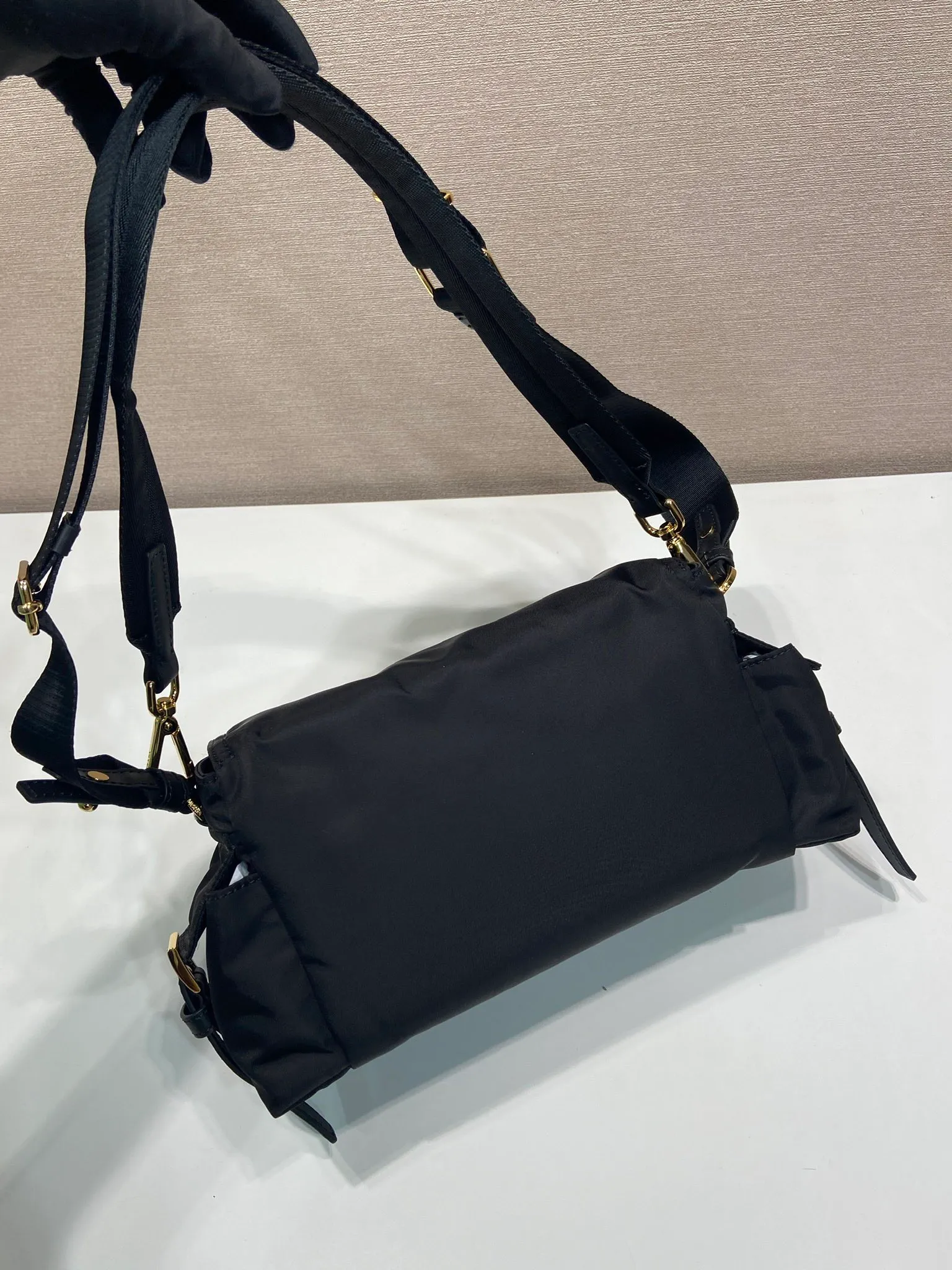 💰1240🎉New messenger bag🎉1BD394 small🎉🎉 This handbag perfectly combines sophistication and functionality. It is made of regenerated nylon material, has a soft outline and is equipped with multiple pockets. Combining sporty and versatile elements, the lightweight and practical design features an enameled triangle metal logo and leather details. Equipped with 2 detachable shoulder straps, large capacity, perfect, and a popular style that will never go out of style. The large size is suitable for both men and women, so hurry up and get it🎉🎉 Length 30x Height 14x Bottom 10cm🎉🎉🎉💰💰💰