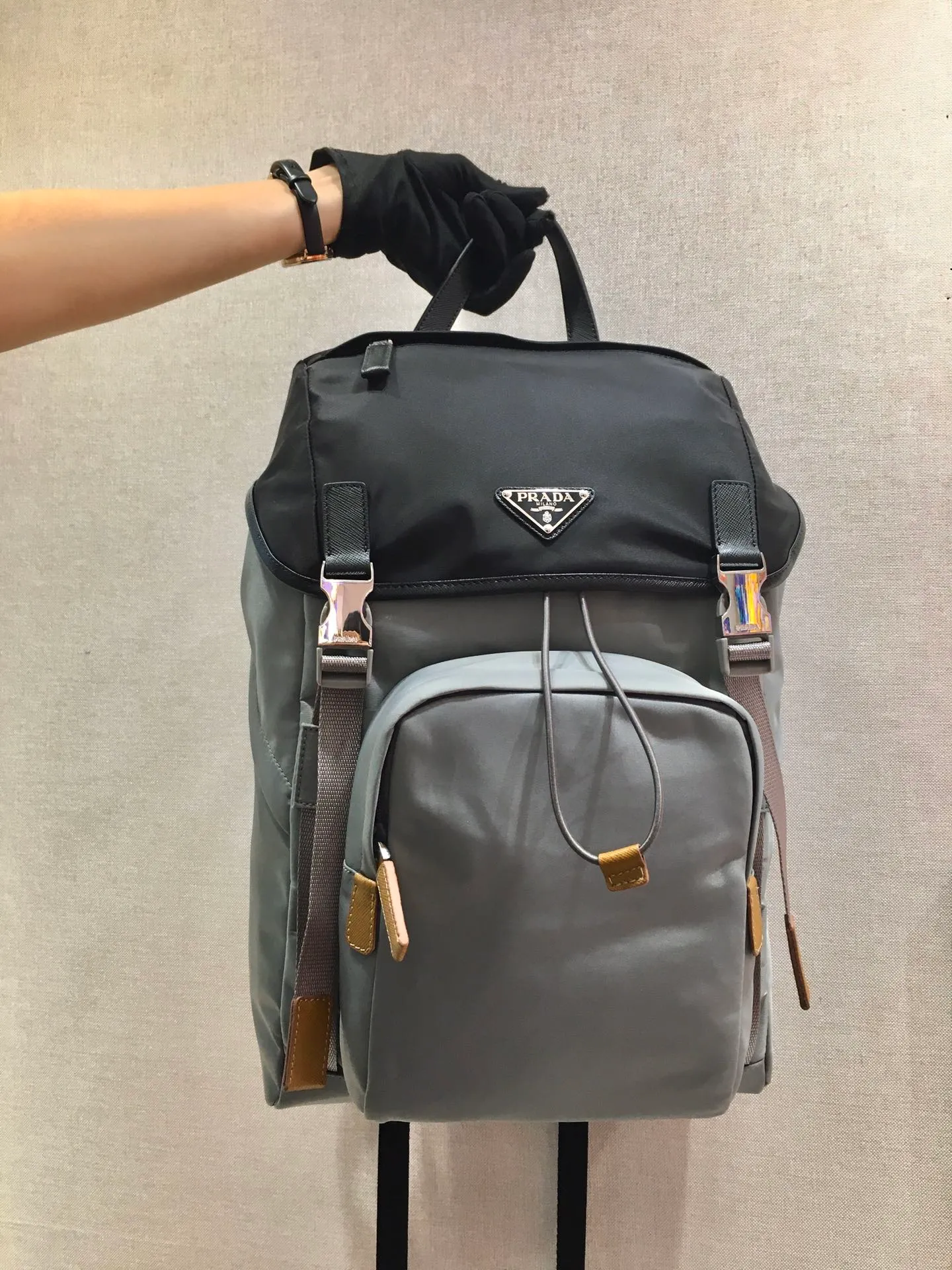 💰1320🎉Exclusive debut🎉2VZ135 backpack🎉🎉Latest color matching🎉🎉This nylon backpack is decorated with Saffiano leather trim, using creativity and technology to create a unique style. Top-grade brushed hardware👍👍Multiple pockets and technical material lined back have design features. A new style among classics, length 27x height 45x bottom 17cm👏👏👏