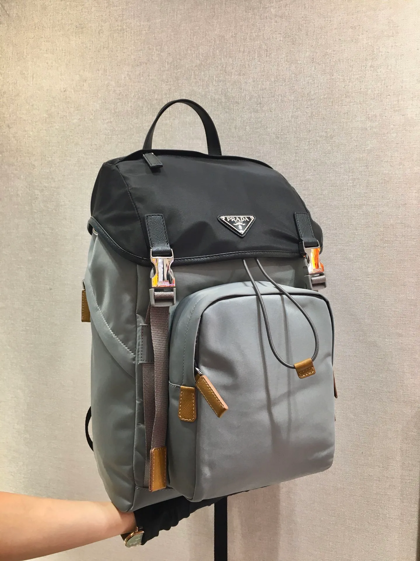 💰1320🎉Exclusive debut🎉2VZ135 backpack🎉🎉Latest color matching🎉🎉This nylon backpack is decorated with Saffiano leather trim, using creativity and technology to create a unique style. Top-grade brushed hardware👍👍Multiple pockets and technical material lined back have design features. A new style among classics, length 27x height 45x bottom 17cm👏👏👏