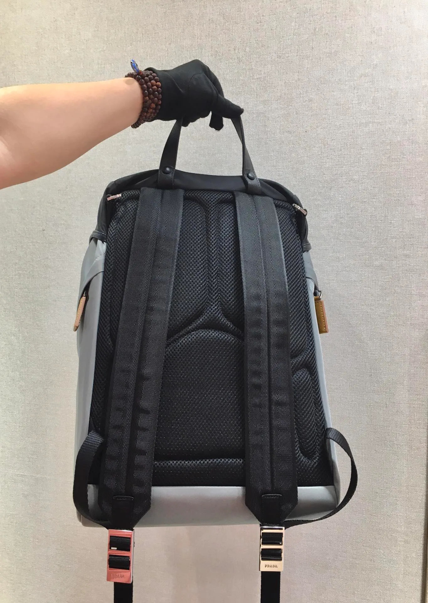 💰1320🎉Exclusive debut🎉2VZ135 backpack🎉🎉Latest color matching🎉🎉This nylon backpack is decorated with Saffiano leather trim, using creativity and technology to create a unique style. Top-grade brushed hardware👍👍Multiple pockets and technical material lined back have design features. A new style among classics, length 27x height 45x bottom 17cm👏👏👏