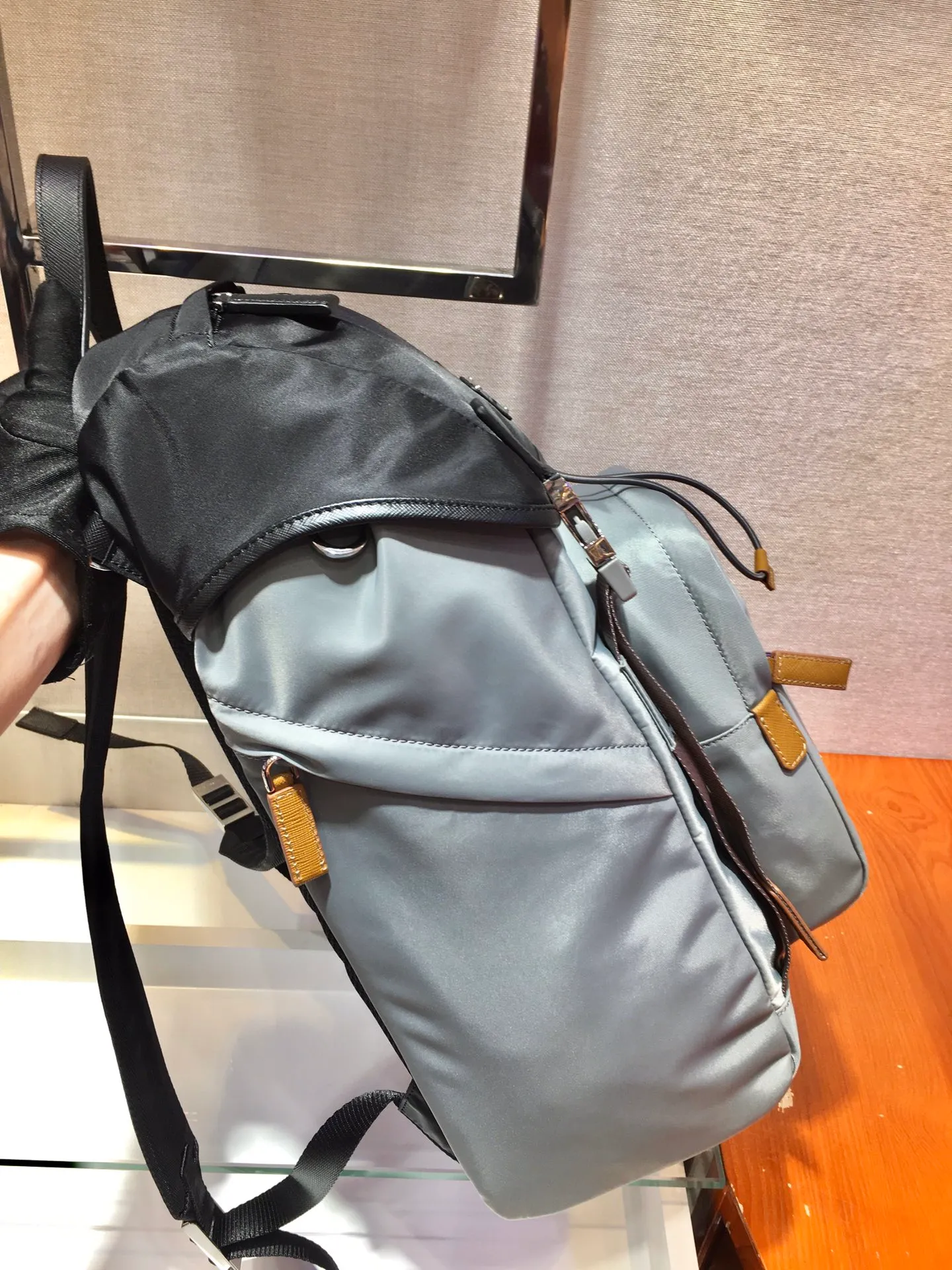 💰1320🎉Exclusive debut🎉2VZ135 backpack🎉🎉Latest color matching🎉🎉This nylon backpack is decorated with Saffiano leather trim, using creativity and technology to create a unique style. Top-grade brushed hardware👍👍Multiple pockets and technical material lined back have design features. A new style among classics, length 27x height 45x bottom 17cm👏👏👏