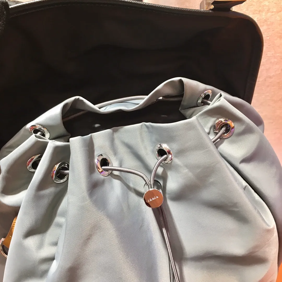 💰1320🎉Exclusive debut🎉2VZ135 backpack🎉🎉Latest color matching🎉🎉This nylon backpack is decorated with Saffiano leather trim, using creativity and technology to create a unique style. Top-grade brushed hardware👍👍Multiple pockets and technical material lined back have design features. A new style among classics, length 27x height 45x bottom 17cm👏👏👏