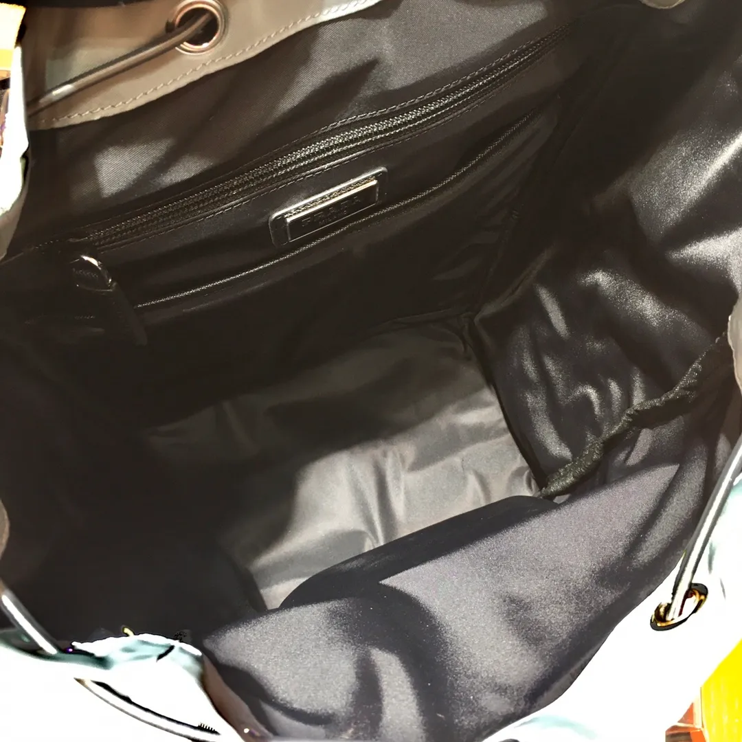 💰1320🎉Exclusive debut🎉2VZ135 backpack🎉🎉Latest color matching🎉🎉This nylon backpack is decorated with Saffiano leather trim, using creativity and technology to create a unique style. Top-grade brushed hardware👍👍Multiple pockets and technical material lined back have design features. A new style among classics, length 27x height 45x bottom 17cm👏👏👏