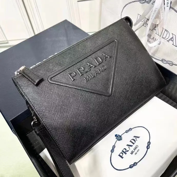 p520¥✨New product debut✨22 Latest all-leather clutch 2VF039 This cross-grain cowhide clutch interprets a beautiful structural silhouette with a 3D three-dimensional effect on the front, a new triangle logo on the back, a classic triangle enamel logo, zipper closure, built-in pockets, and a full-leather wrist strap to highlight the unique temperament. Versatile casual straps. 208 OEM code size: 25*17*5cm black