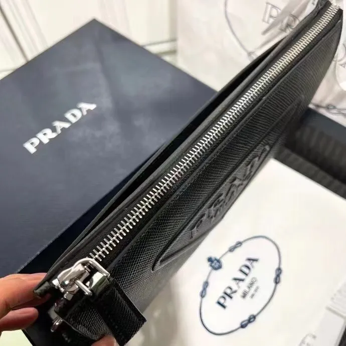 p520¥✨New product debut✨22 Latest all-leather clutch 2VF039 This cross-grain cowhide clutch interprets a beautiful structural silhouette with a 3D three-dimensional effect on the front, a new triangle logo on the back, a classic triangle enamel logo, zipper closure, built-in pockets, and a full-leather wrist strap to highlight the unique temperament. Versatile casual straps. 208 OEM code size: 25*17*5cm black